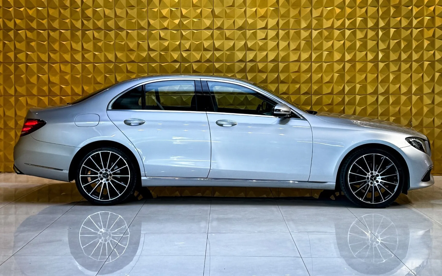 Notranja slika - Mercedes-Benz E-Razred - E200d AUT.-AMBI-NAVI-F1-TEMP-BREZ POLOGA - 12
