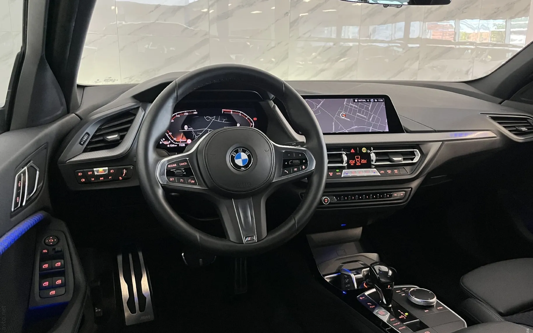 Notranja slika - BMW serija 1: - 118i |M-Sport|Led|Kamera|PDC|Ambient|Virtual| - 9