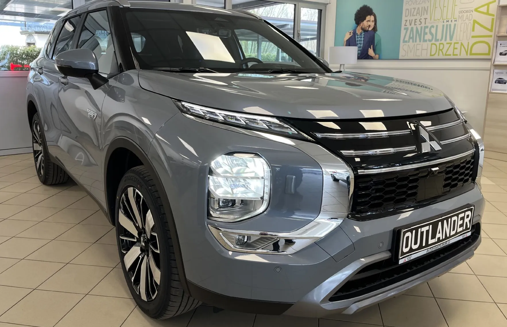 Zunanja slika - Mitsubishi Outlander - 2.4 PHEV Intense Auto - 7.000 EUR AKCIJA - - 1