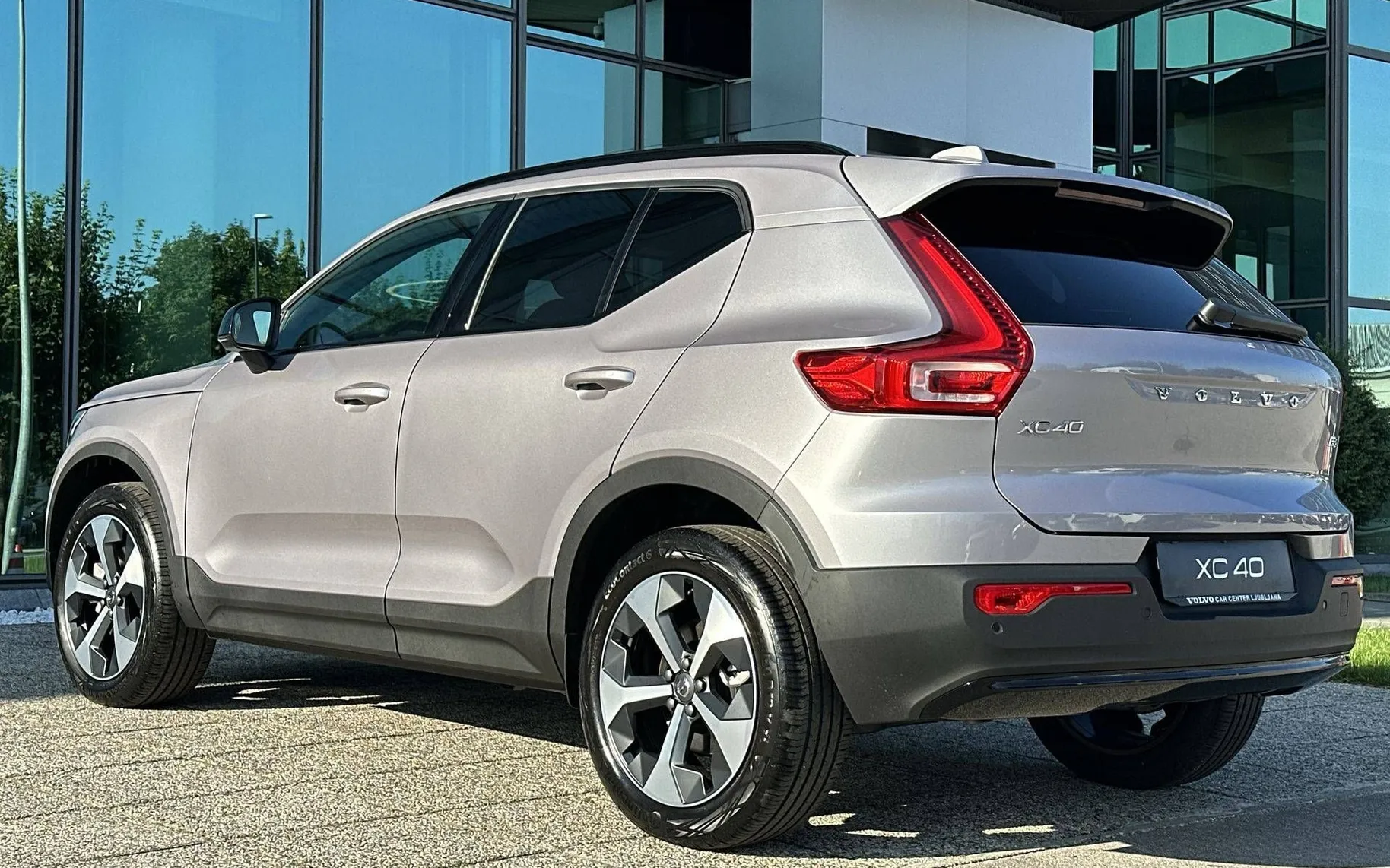 Notranja slika - Volvo XC40 - B3 P Plus Dark AT DCT - 7