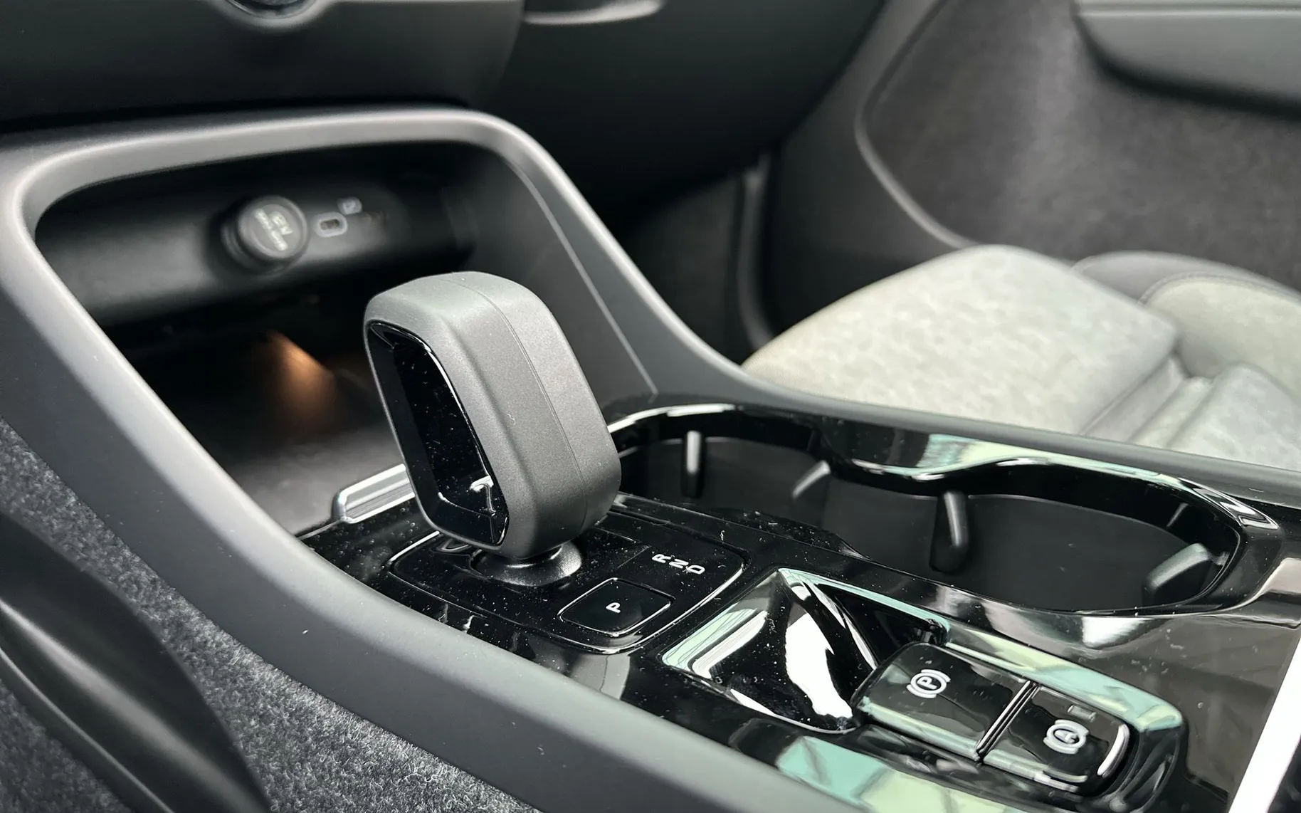 Zunanja slika - Volvo XC40 - B3  P  Plus Black Edition... - 18