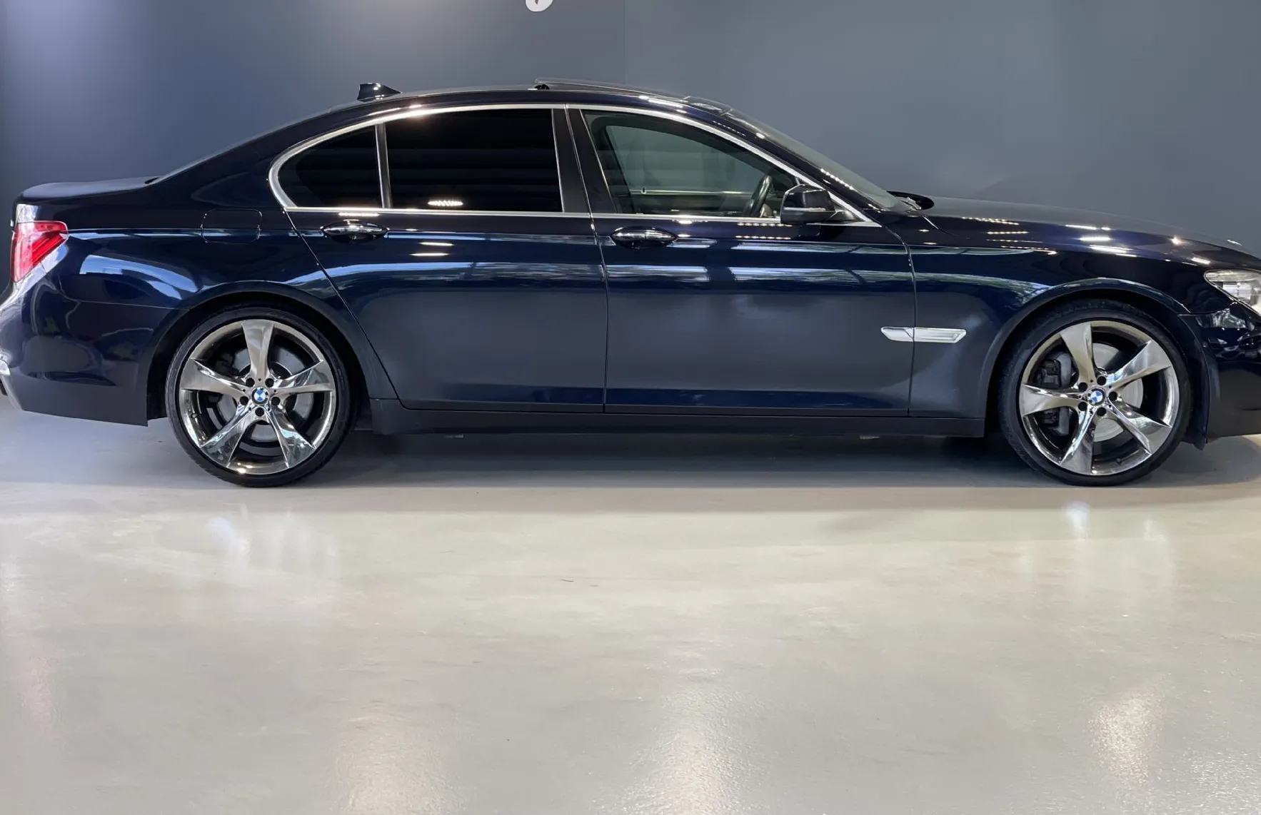 Zunanja slika - BMW Serija 7 - : 750d-xDrive-M OPTIK-NAVIGACIJA-INDIVIDUAL-MEMORY - 4