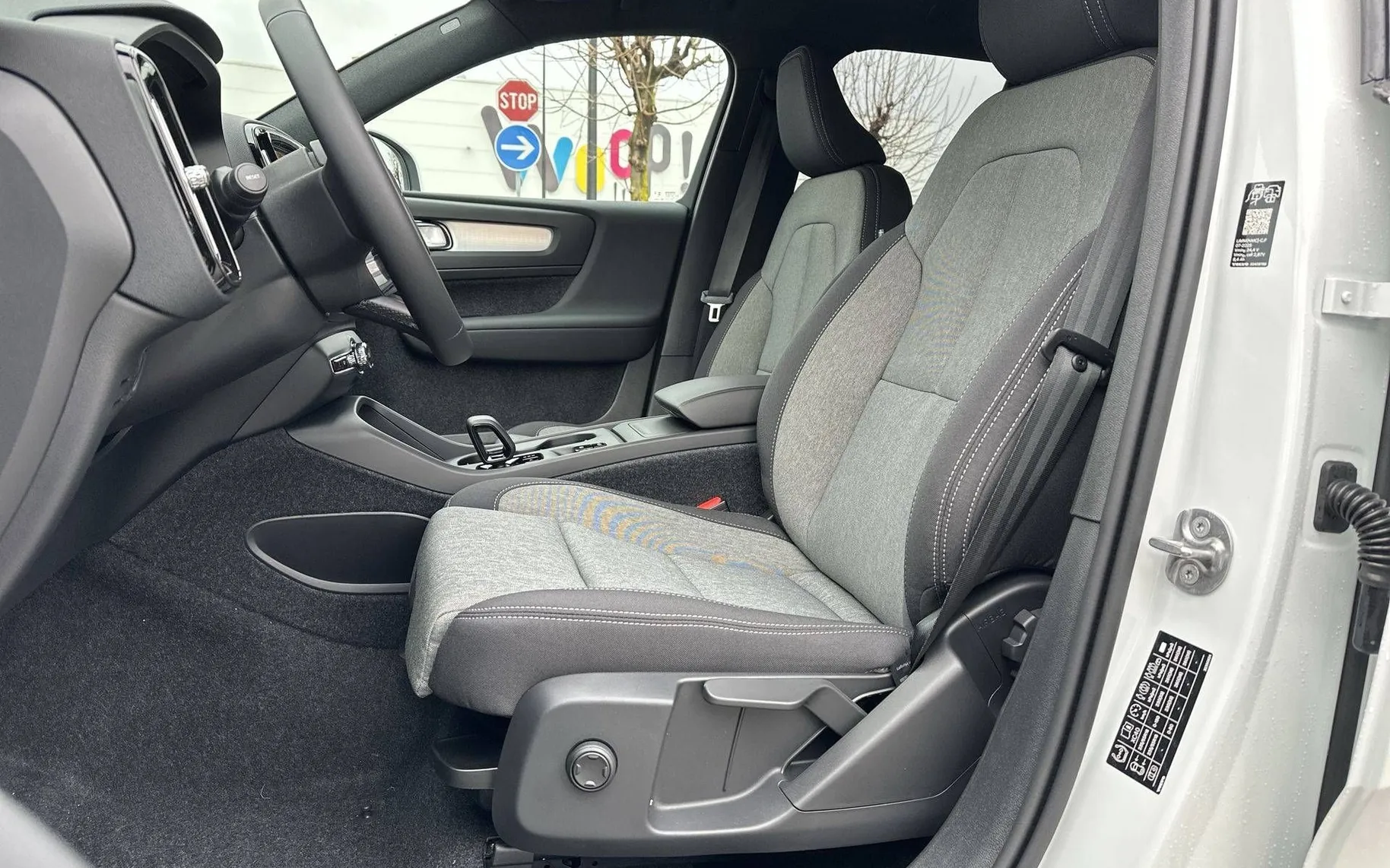 Notranja slika - Volvo XC40 - B3 P Core AT DCT... - 28