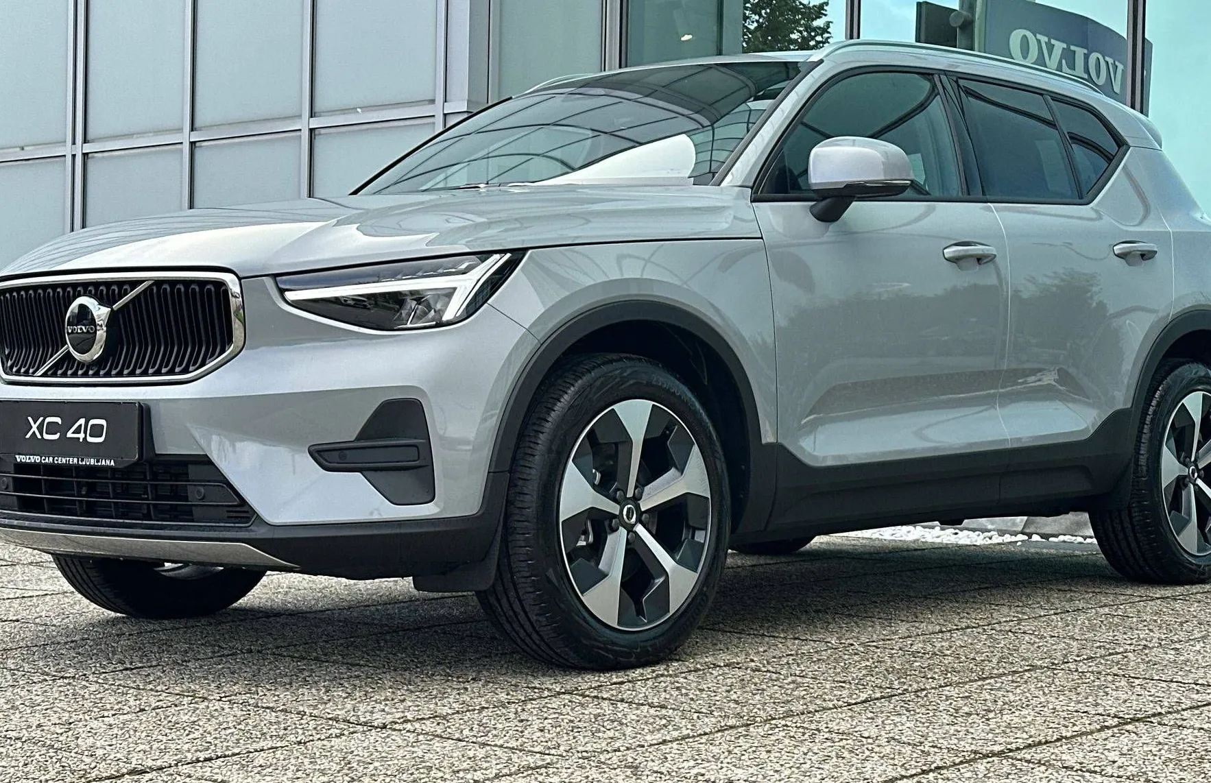 Zunanja slika - Volvo XC40 - B3 P Core AT DCT 3 leta garancije + 3 servisi - 1