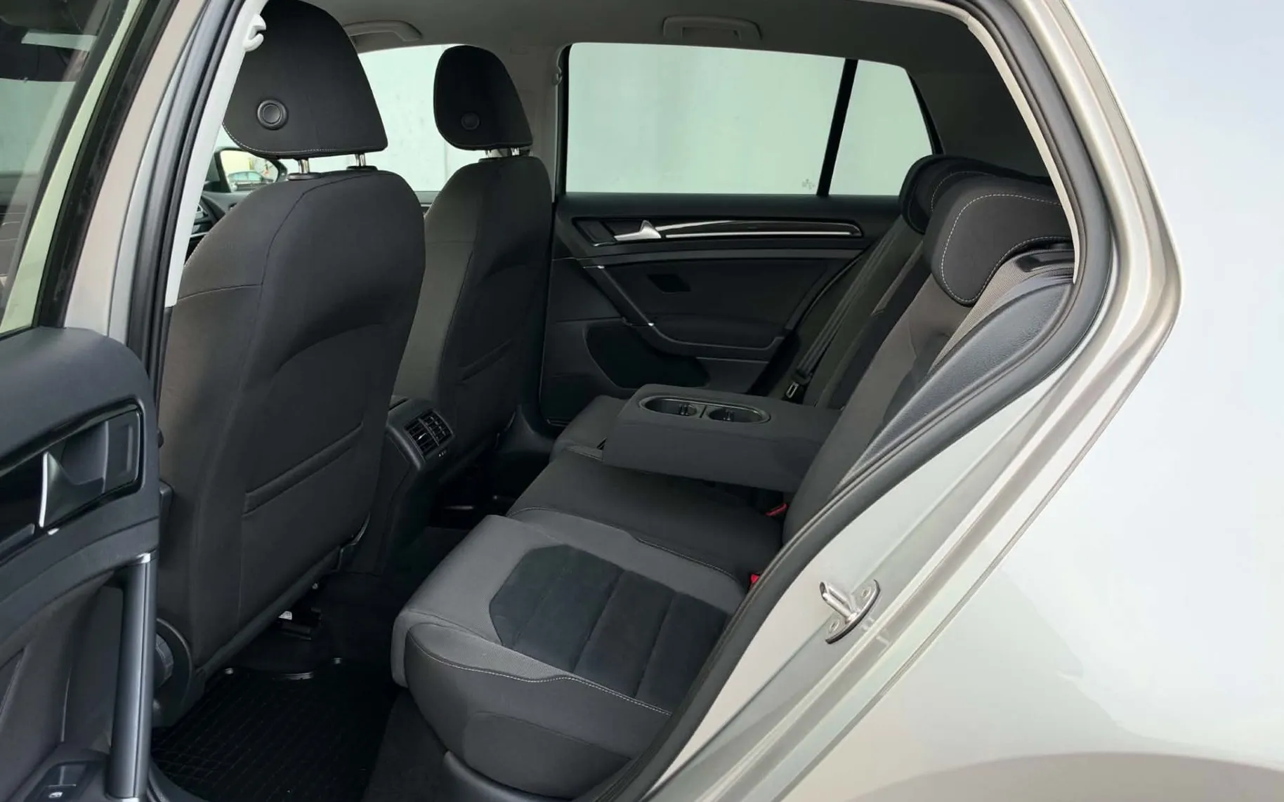 Notranja slika - Volkswagen Golf - 2.0 TDI-H LINE-BI XENON+ALCANTARA-KREDIT IN LIZING - 10