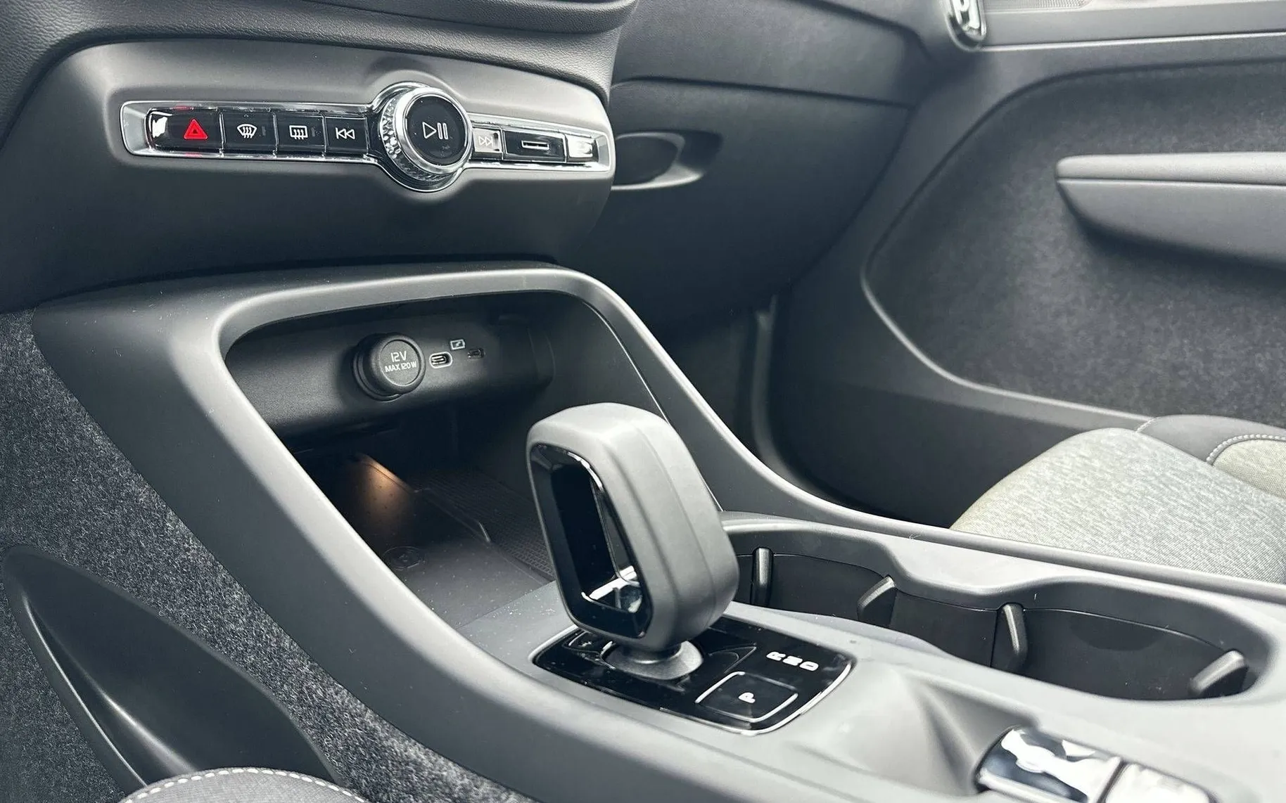 Notranja slika - Volvo XC40 - B3 P Core AT DCT... - 19