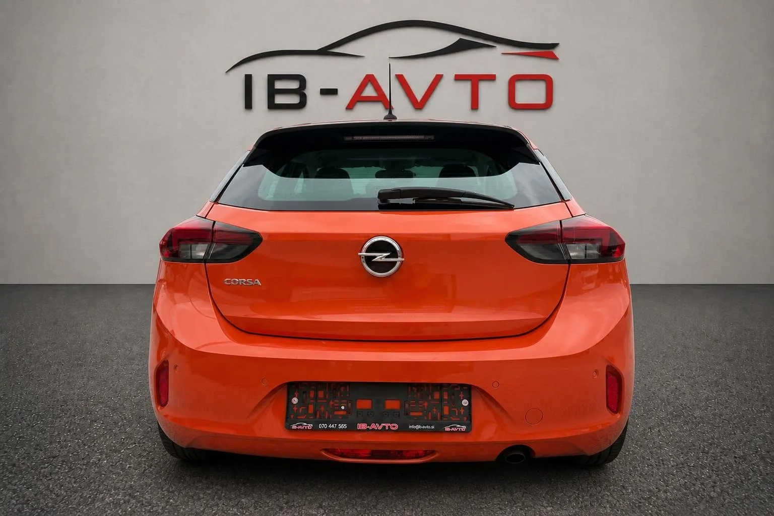 Notranja slika - Opel Corsa - 1.2 F- Edition Navi Pdc - 7
