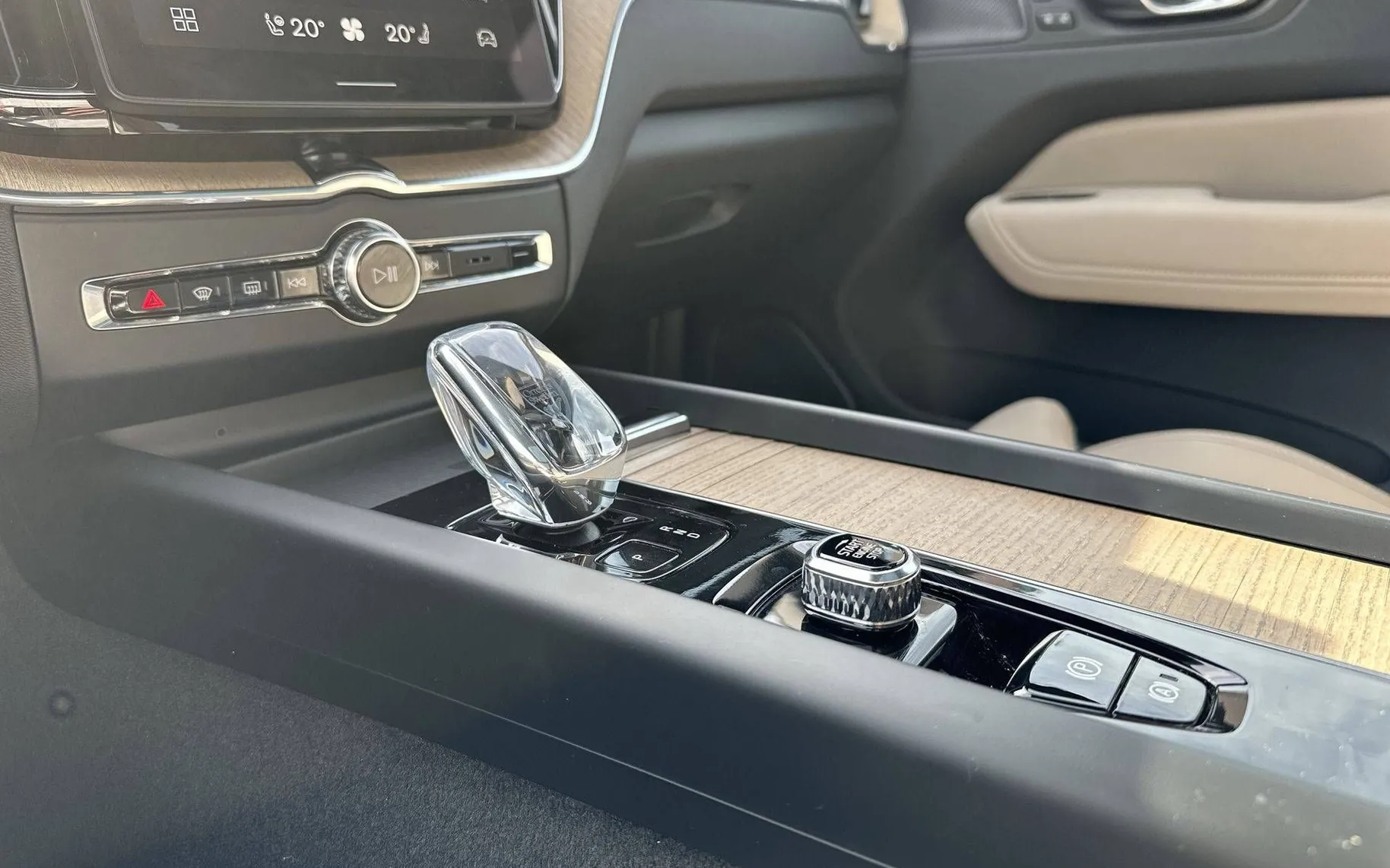 Notranja slika - Volvo XC60 - T6 AWD Recharge Twin Engine Plus Dark Avt. - 20