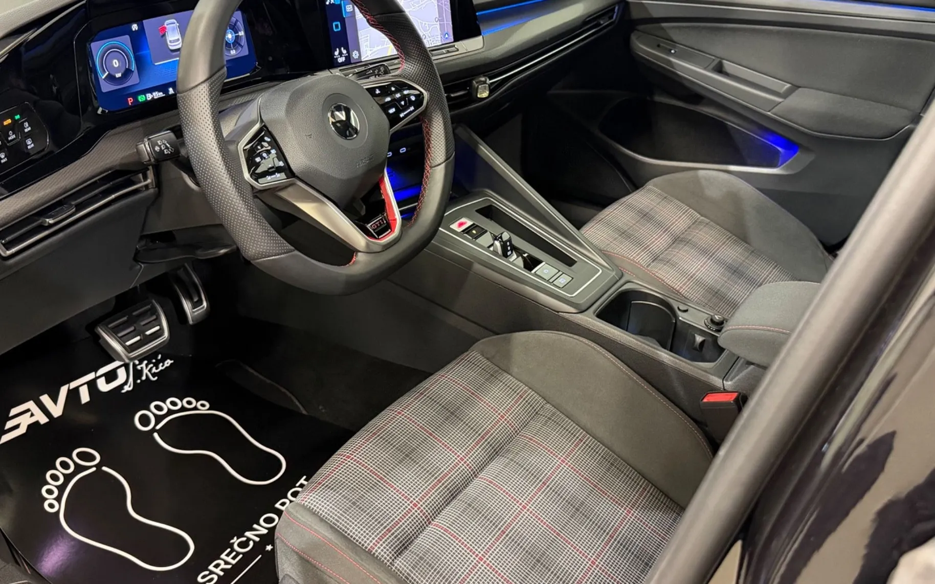 Notranja slika - Volkswagen Golf - 2.0 TSI-GTI-PANORAMA-VIRTUAL-DSG-ACC-IQ-KAMERA-NAV - 9