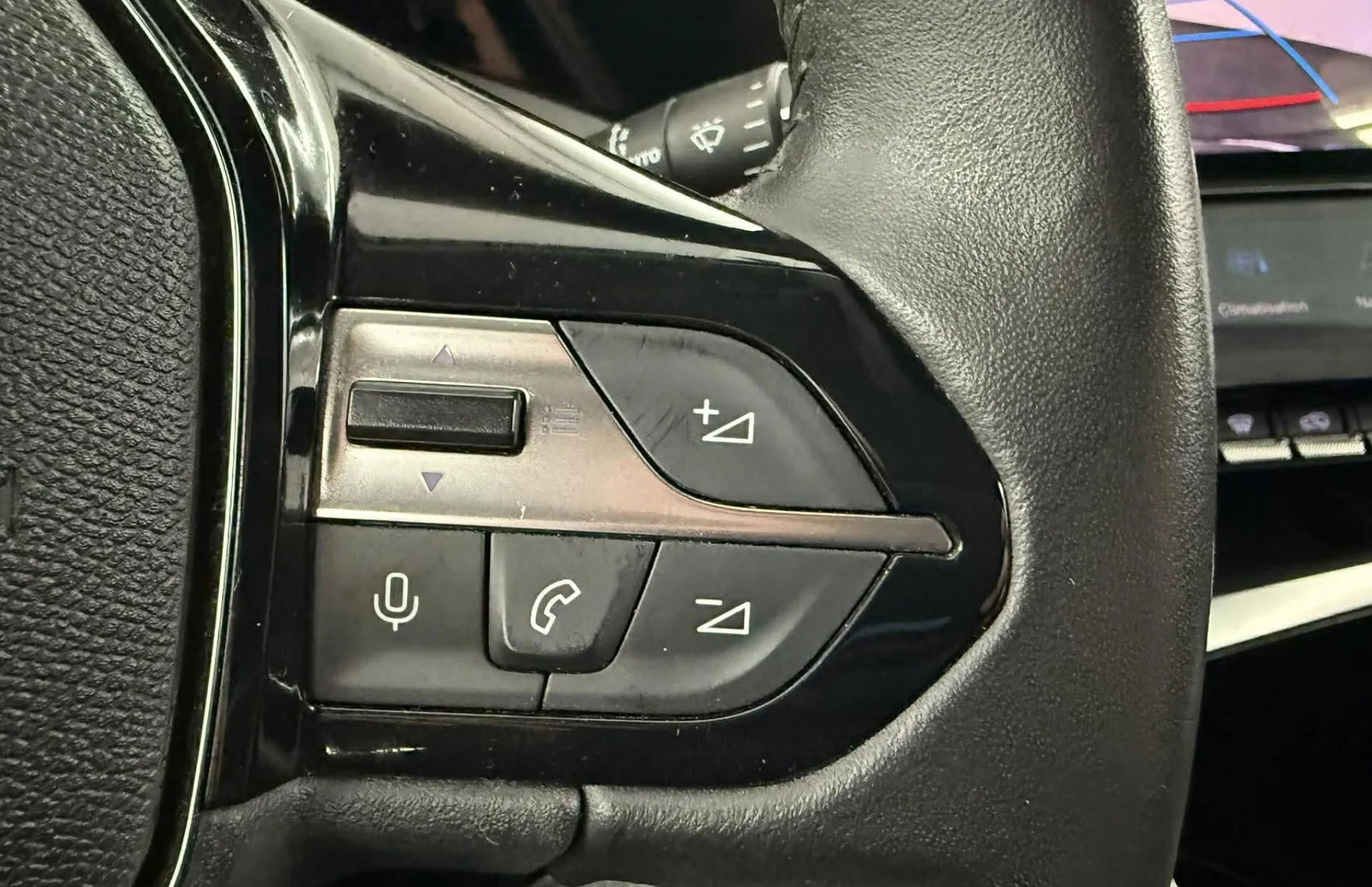 Notranja slika - Peugeot 308 - 1.2 PURETECH 130 ALLURE.LED.NAVI.USNJE.ALU.ACC - 8