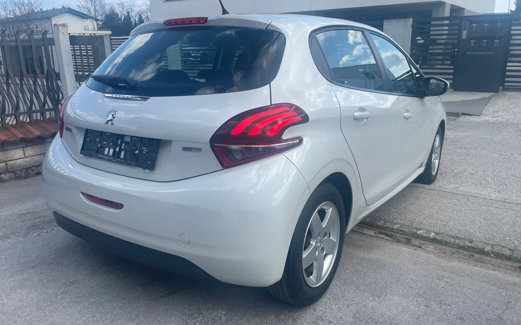 Zunanja slika - Peugeot 208 - 1.2 PureTech 82 ALLURE biserno bele barve - 7