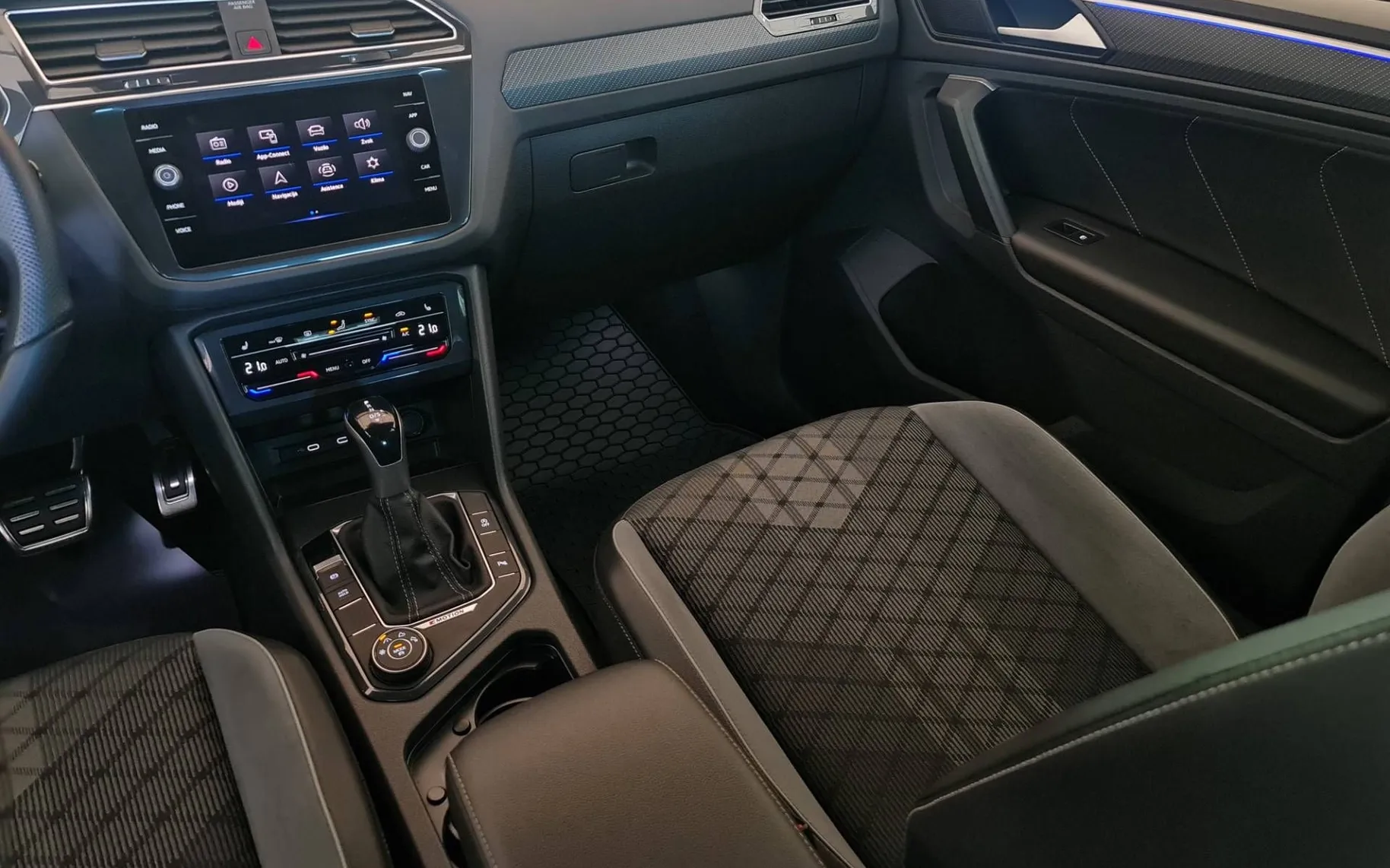 Notranja slika - Volkswagen Tiguan - 4motion 2.0 TDI BMT R-Line DSG•IQ.LIGHT - 11