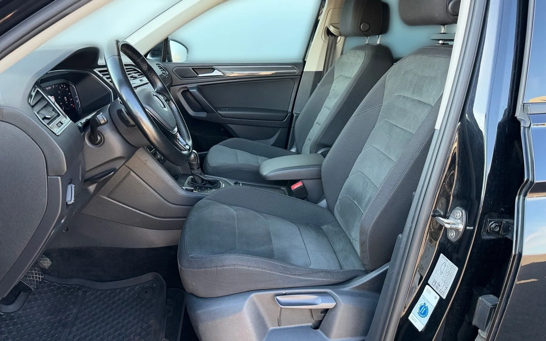 Notranja slika - Volkswagen Tiguan Allspace - 4motion 2.0 TDI BMT R-Line Edition DSG-DCC-20 COL - 7