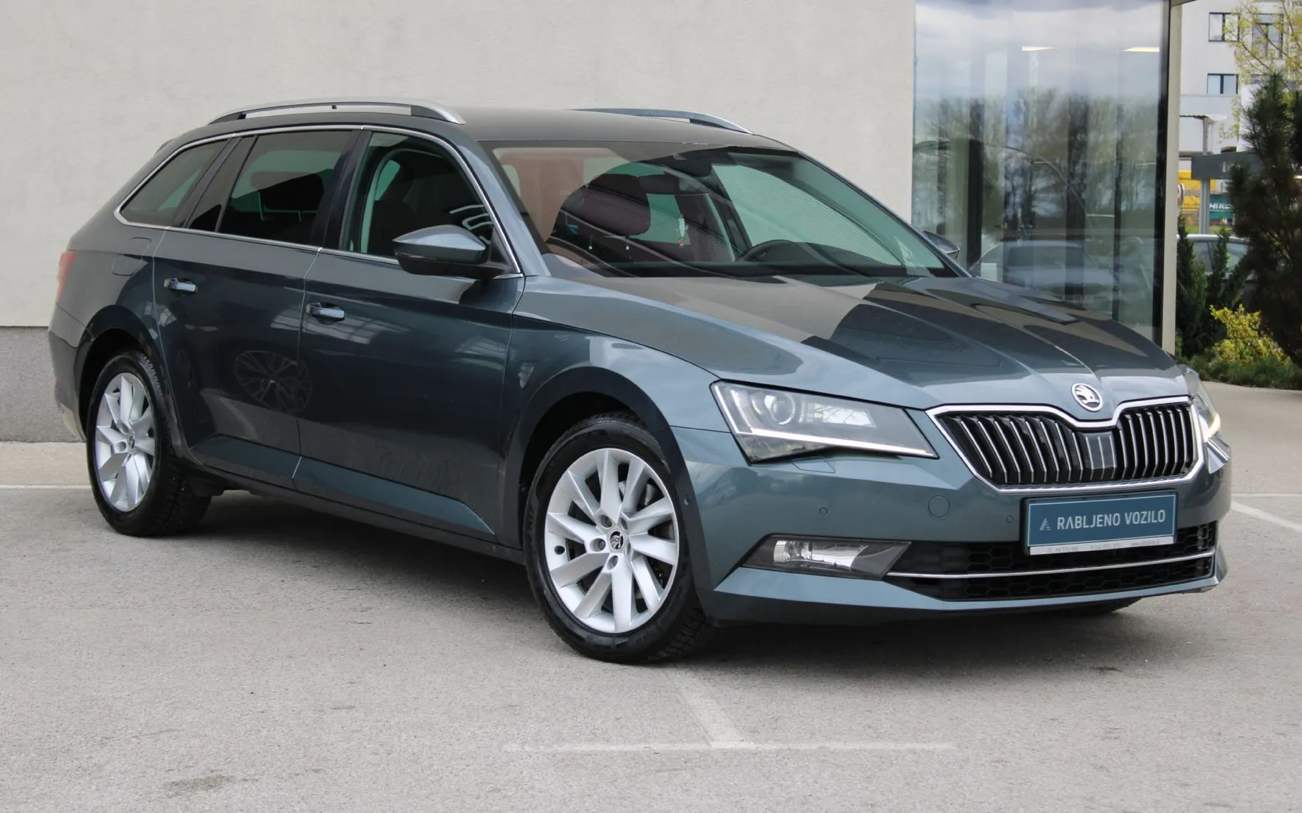Zunanja slika - Škoda Superb - 1.6 TDI Style Combi 88 kW NAVI TEMPO GRET SED KAM - 3