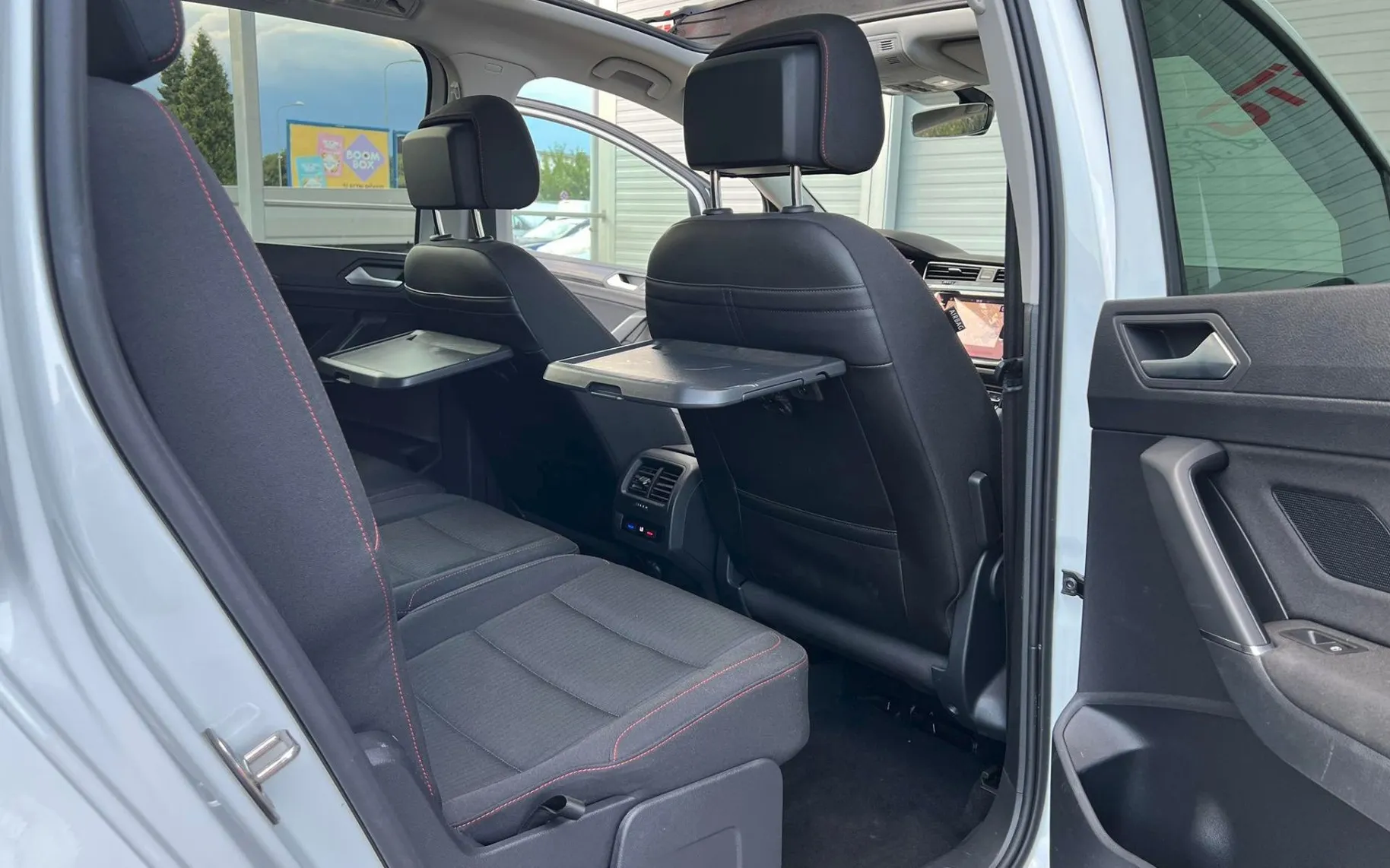 Notranja slika - VW Touran - 2.0 TDI-R-LINE-BI-XENON-LED-PANORAMA-NAVI-PDC-... - 11