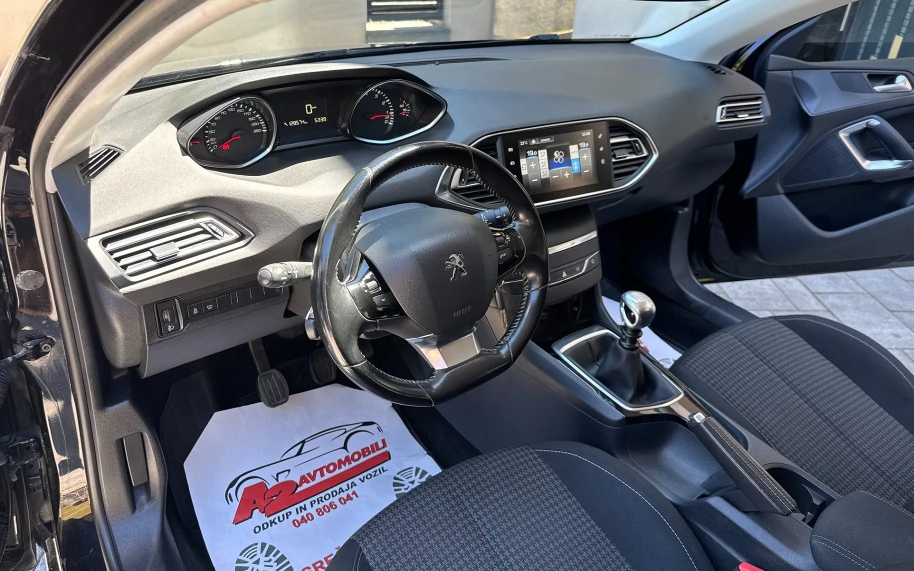 Notranja slika - Peugeot 308 - SW 1.2 i -SLOVENSKI-DIGI.KLIMA-ALU-PDC-VELIK ZASLO - 12