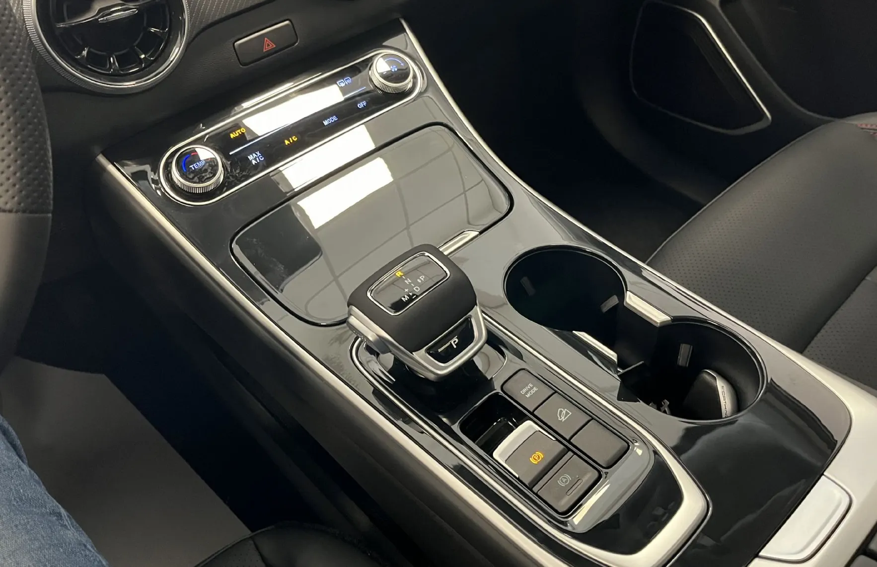 Zunanja slika - Forthing Forthing T5 EVO - T5 Evo 1.5 T-GDI LUXURY - NA ZALOGI - my 2025 - - 11