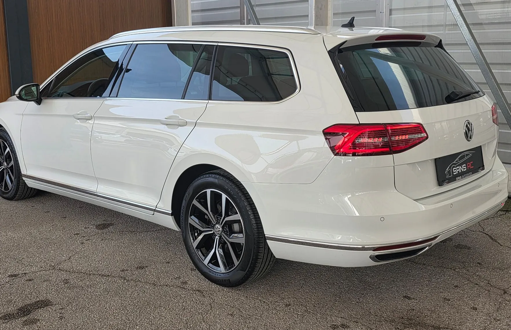 Zunanja slika - VW Passat - Variant 2.0 TDI - DSG - MRTVI KOT - LIN7 ASSIST - FUL LED - 3
