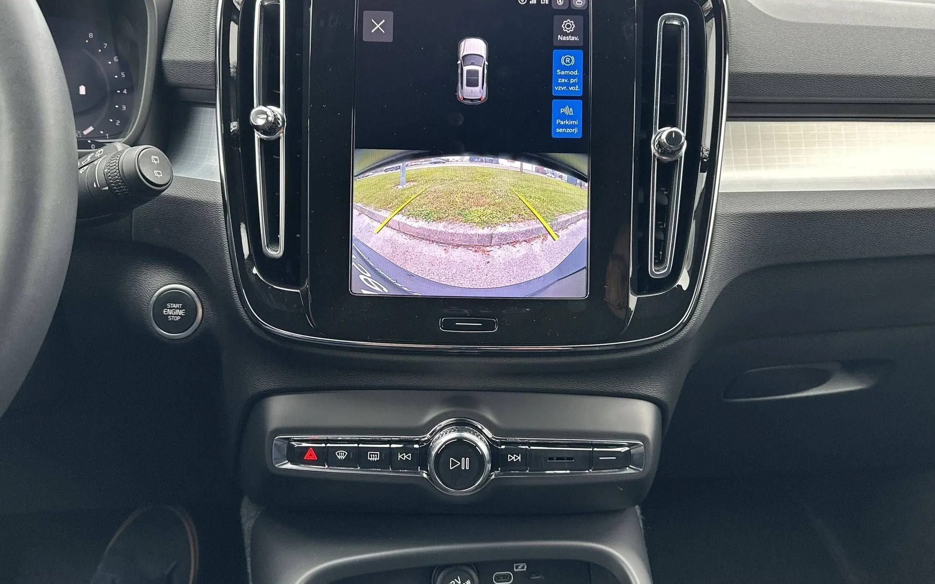 Notranja slika - Volvo XC40 - B3 P Plus Black Edition Avt. - 17