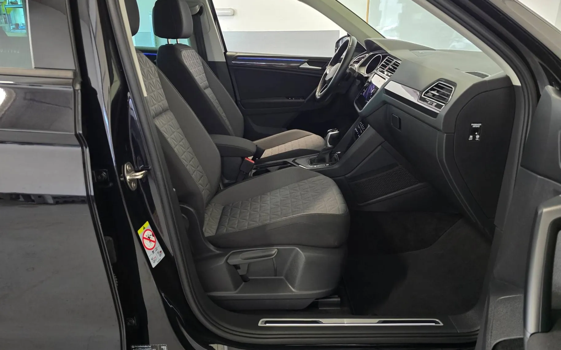 Notranja slika - Volkswagen Tiguan - 2.0 TDI BMT Life DSG - LED.kamera.keyless.ambient - 17