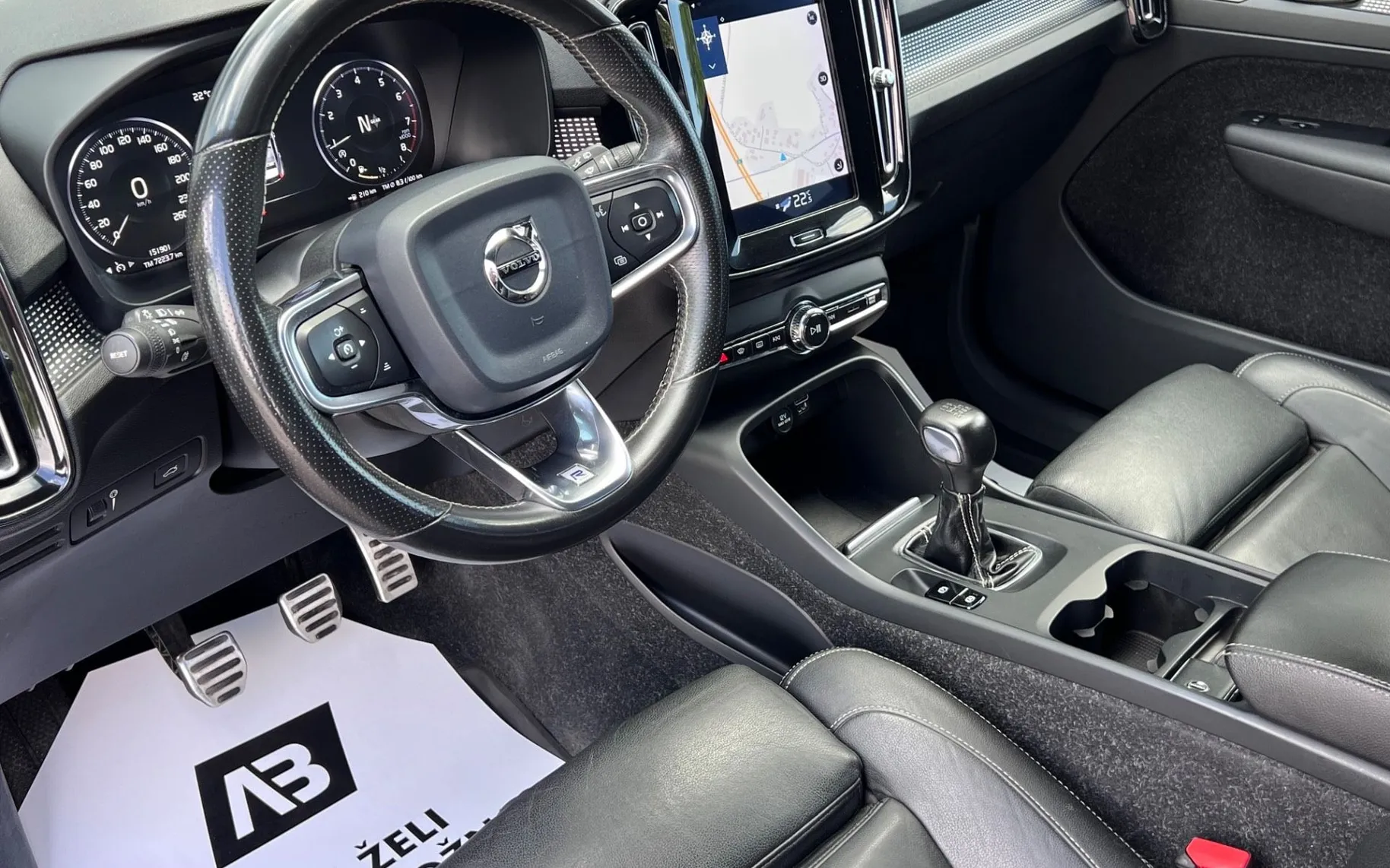 Notranja slika - Volvo XC40 - T3 R-design+ALU+LED+HI-FI+KLJUKA... - 11