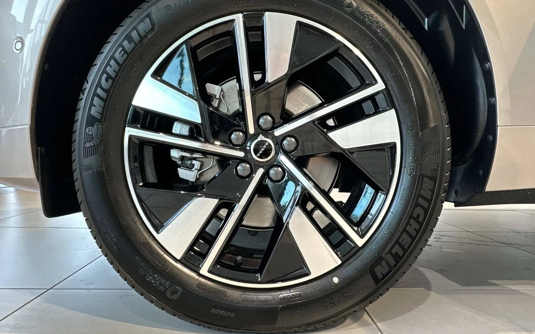 Zunanja slika - Volvo XC60 - B5  P  AWD Plus Dark - 5
