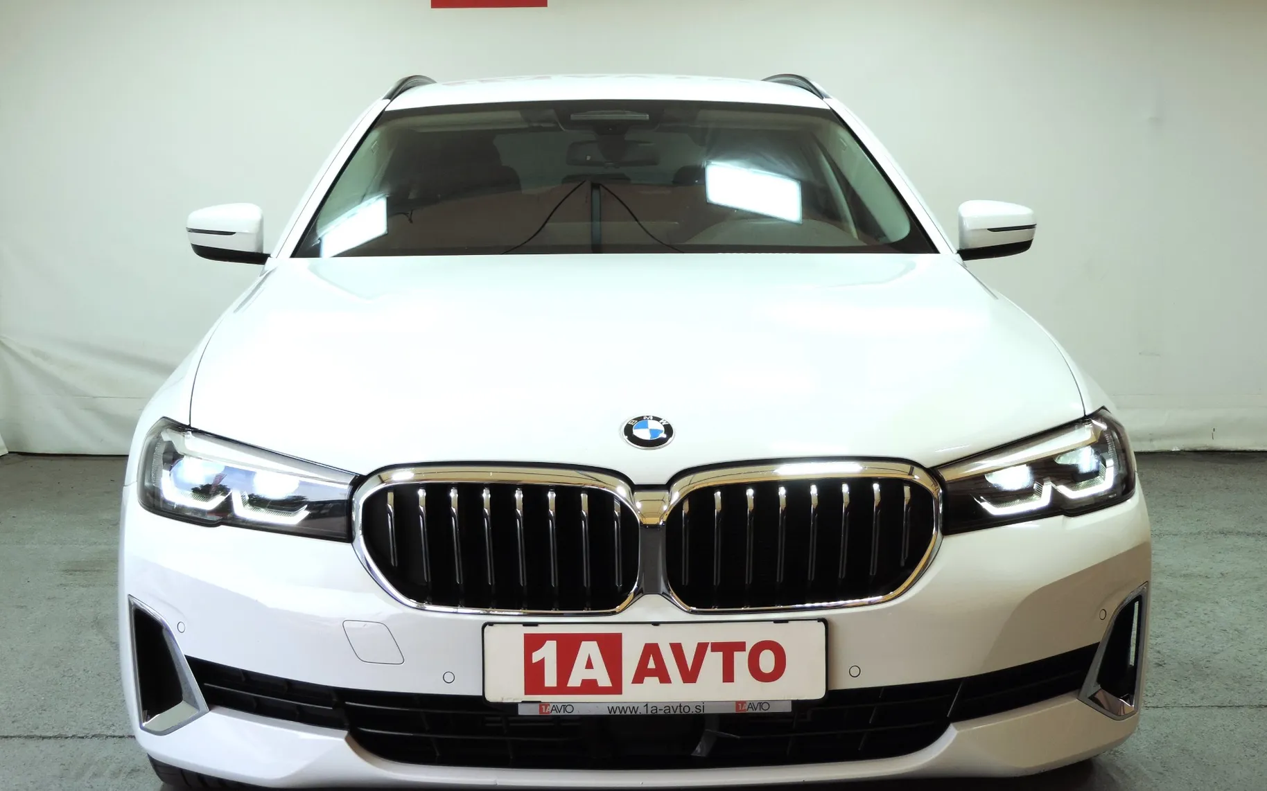 Zunanja slika - BMW Serija 5 - 520d xDrive Touring Avt. Luxury - 2