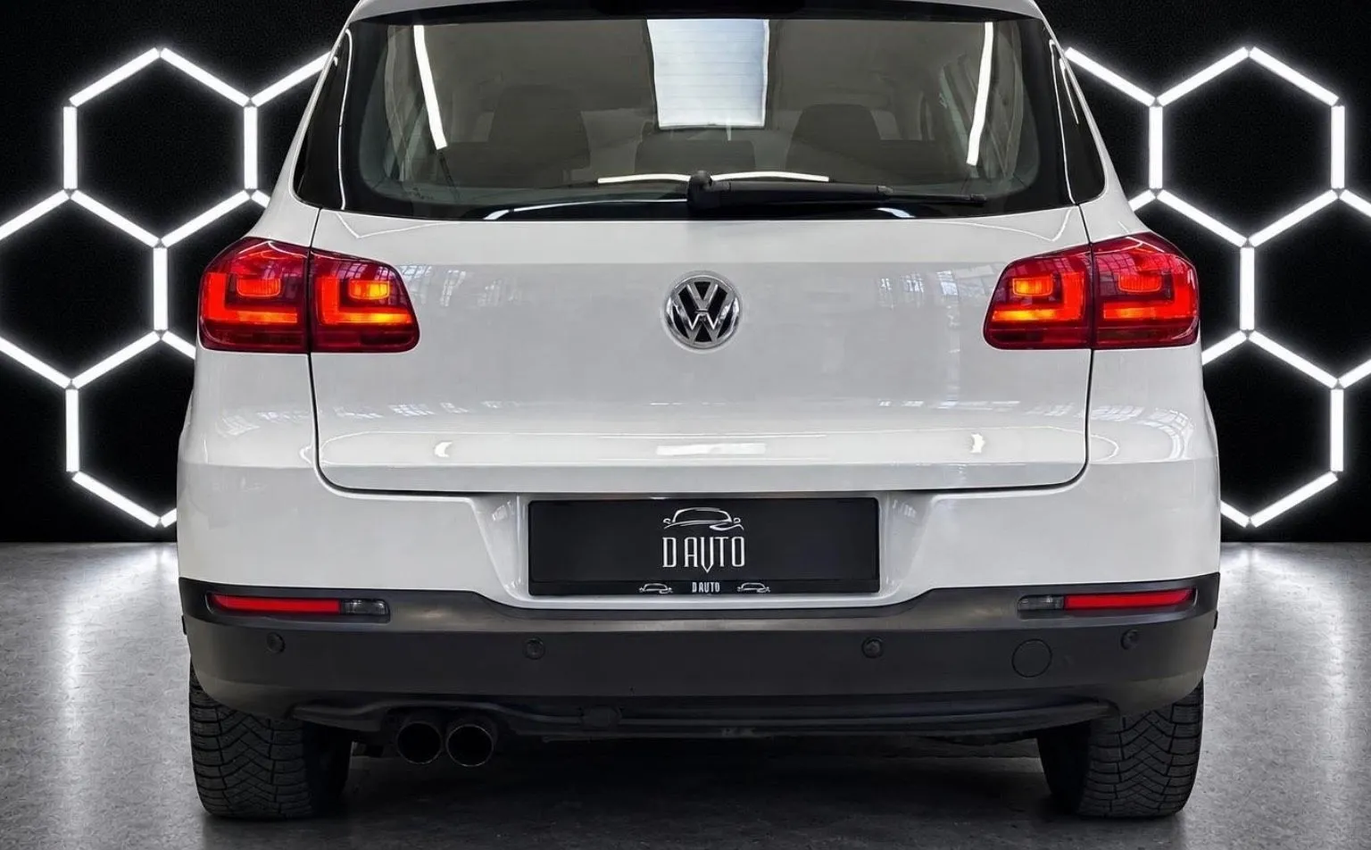 Notranja slika - Volkswagen Tiguan - 2.0 TDI 4motion DSG | KLJUKA | F1 | TEMPOMAT |PDC - 7
