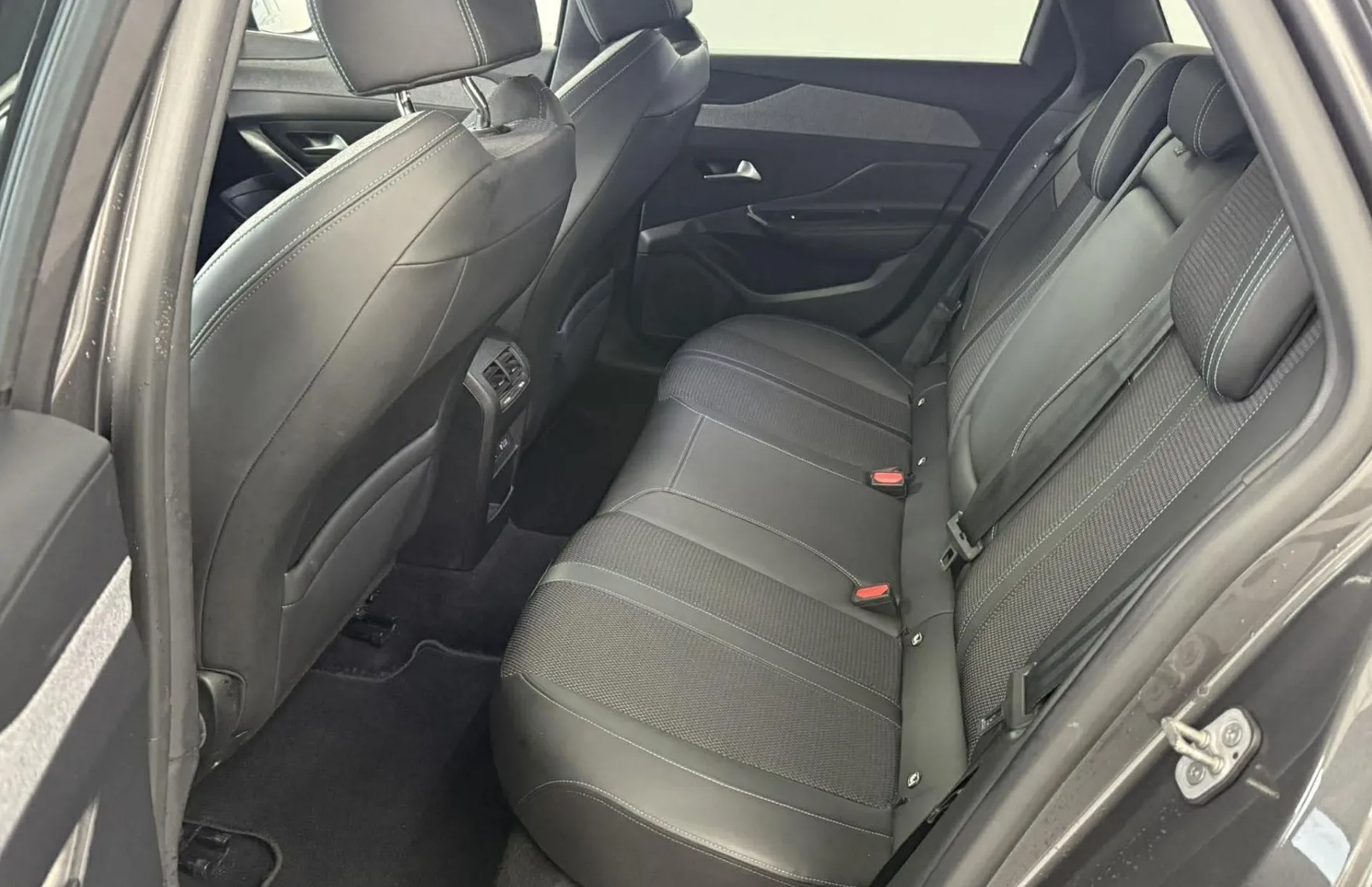 Notranja slika - Peugeot 308 - 1.2 PURETECH 130 ALLURE.LED.NAVI.USNJE.ALU.ACC - 13