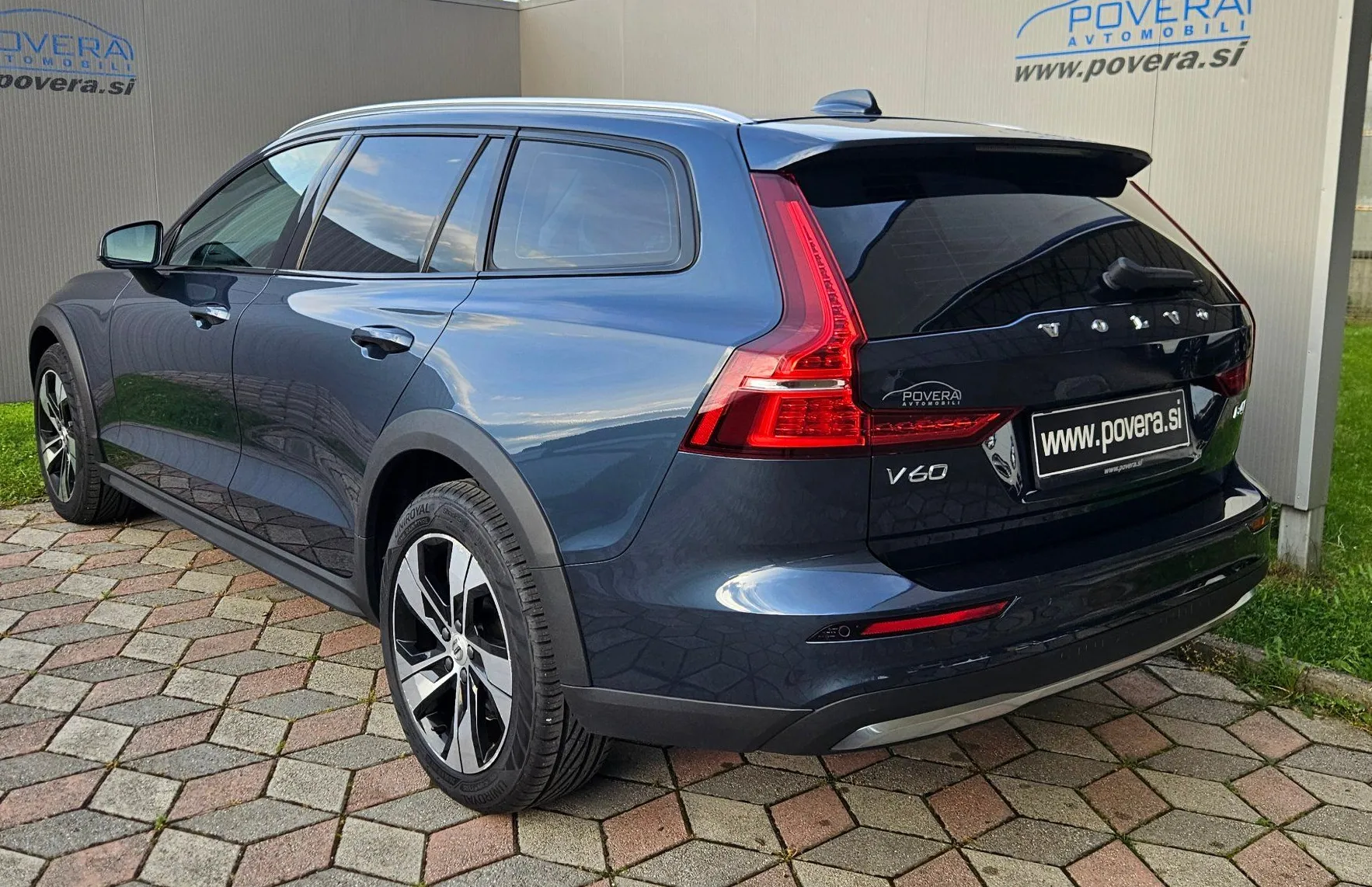 Zunanja slika - Volvo V60 Cross Country - B4 AWD Pro +ACC+Memory+18 Col+Gretje+12.mes.jam - 8