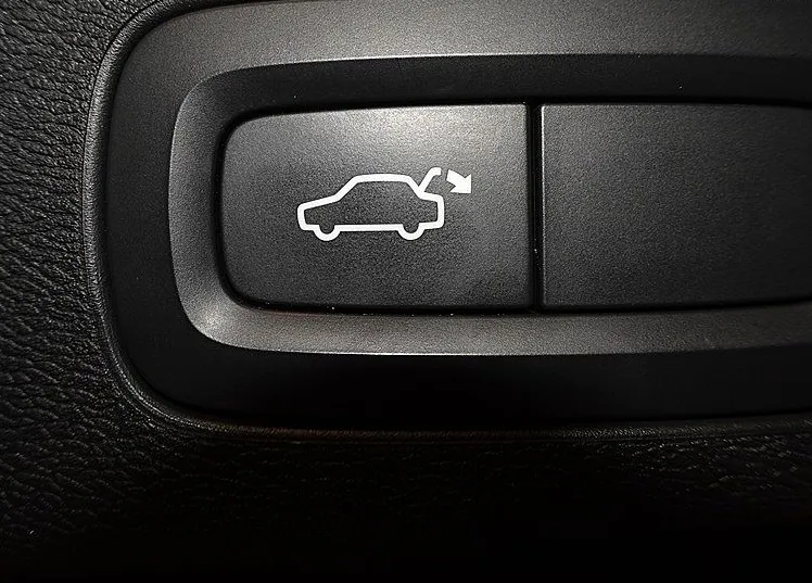 Zunanja slika - Volvo XC60 - 2.0 D4 R Design AWD -VIRTUAL -KAMERA -NAVI - 10