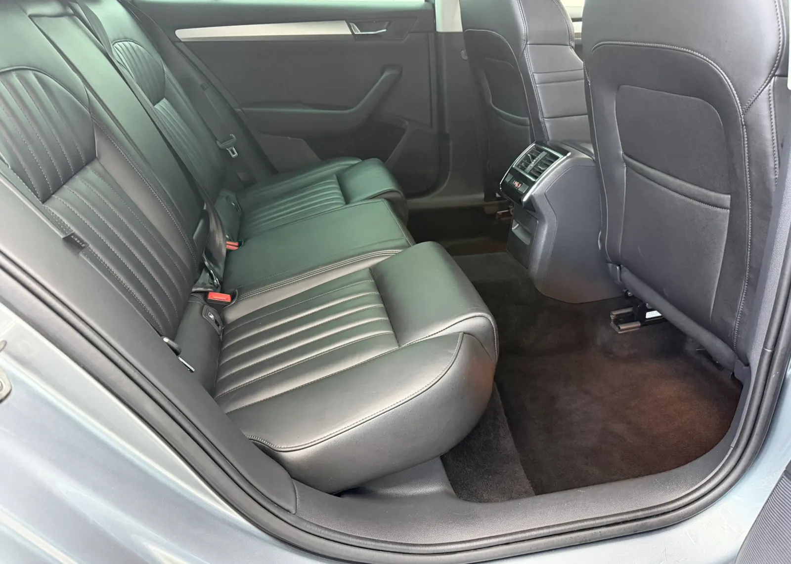 Zunanja slika - Škoda Superb - Combi 2,0 TDI L&K DSG - 8