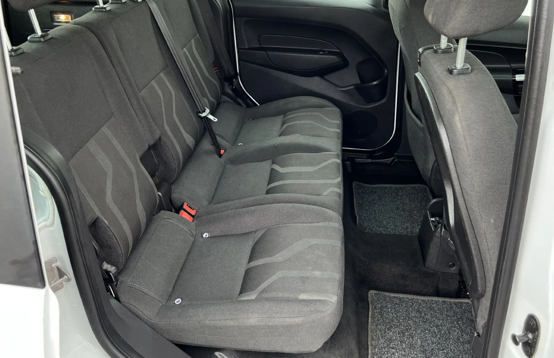 Zunanja slika - Ford Tourneo Connect - 1.5 TDCi+R.KAMERA+PDC+KLJUKA+NOSILCI - 16
