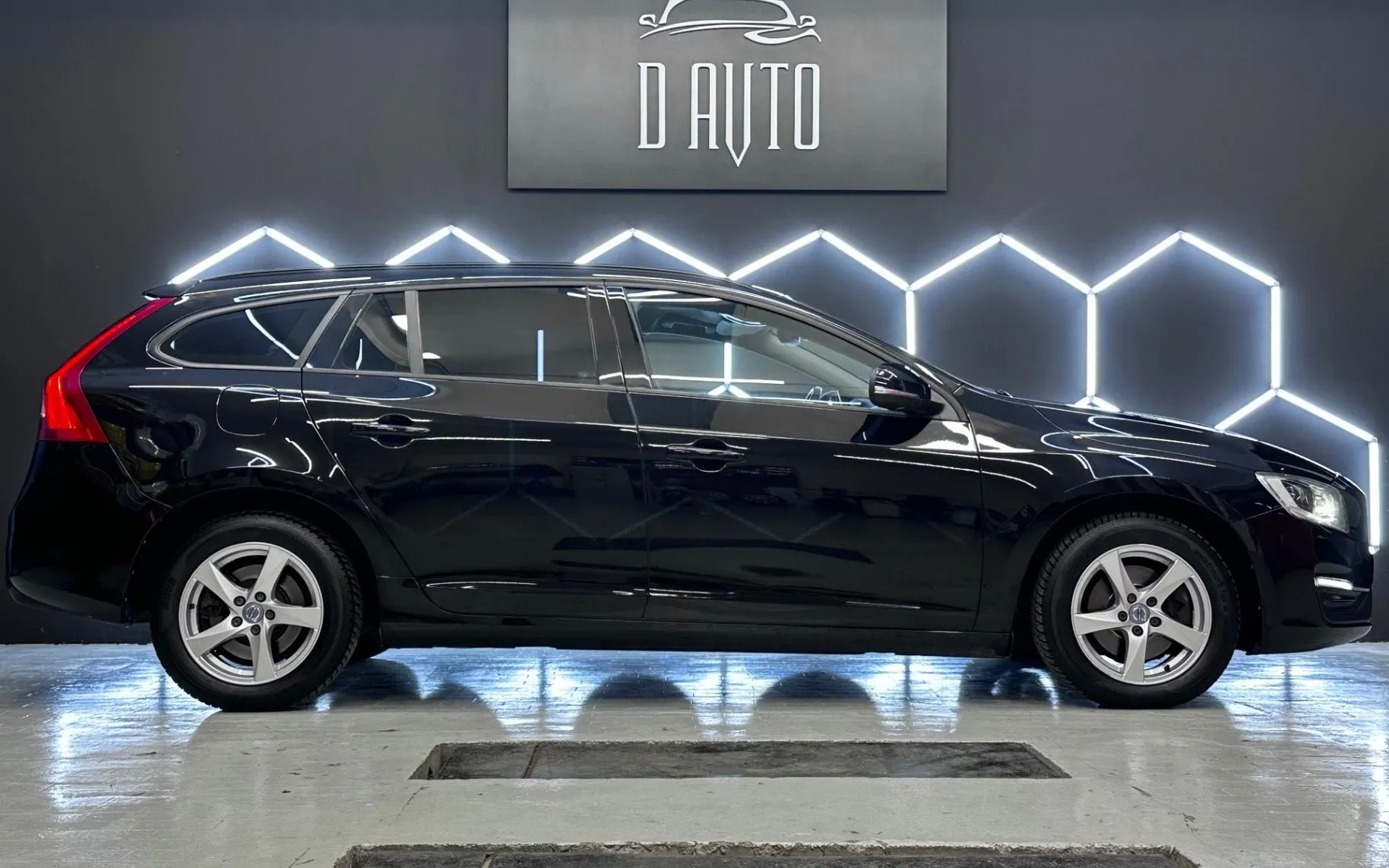 Zunanja slika - Volvo V60 - 2.0D KAMERA-NAVI-BIXENON-GRETJE SEDEZEV-PDC - 5