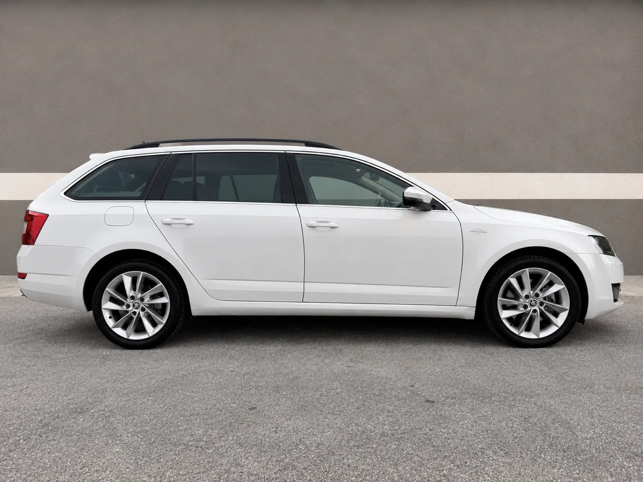 Zunanja slika - Škoda Octavia - 2.0 TDI DSG 4x4 LAURIN CLEMENT 2.LASTNIK PANO. - 5
