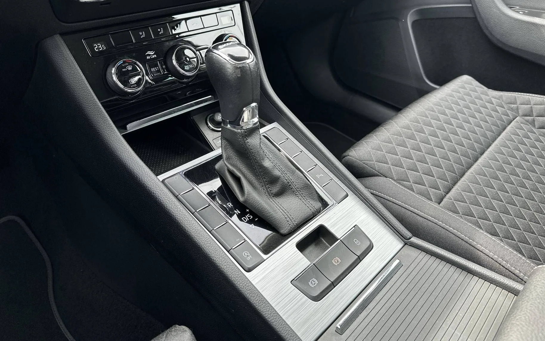 Notranja slika - Škoda Superb - Combi 2.0 TDI Sportline DSG - 20