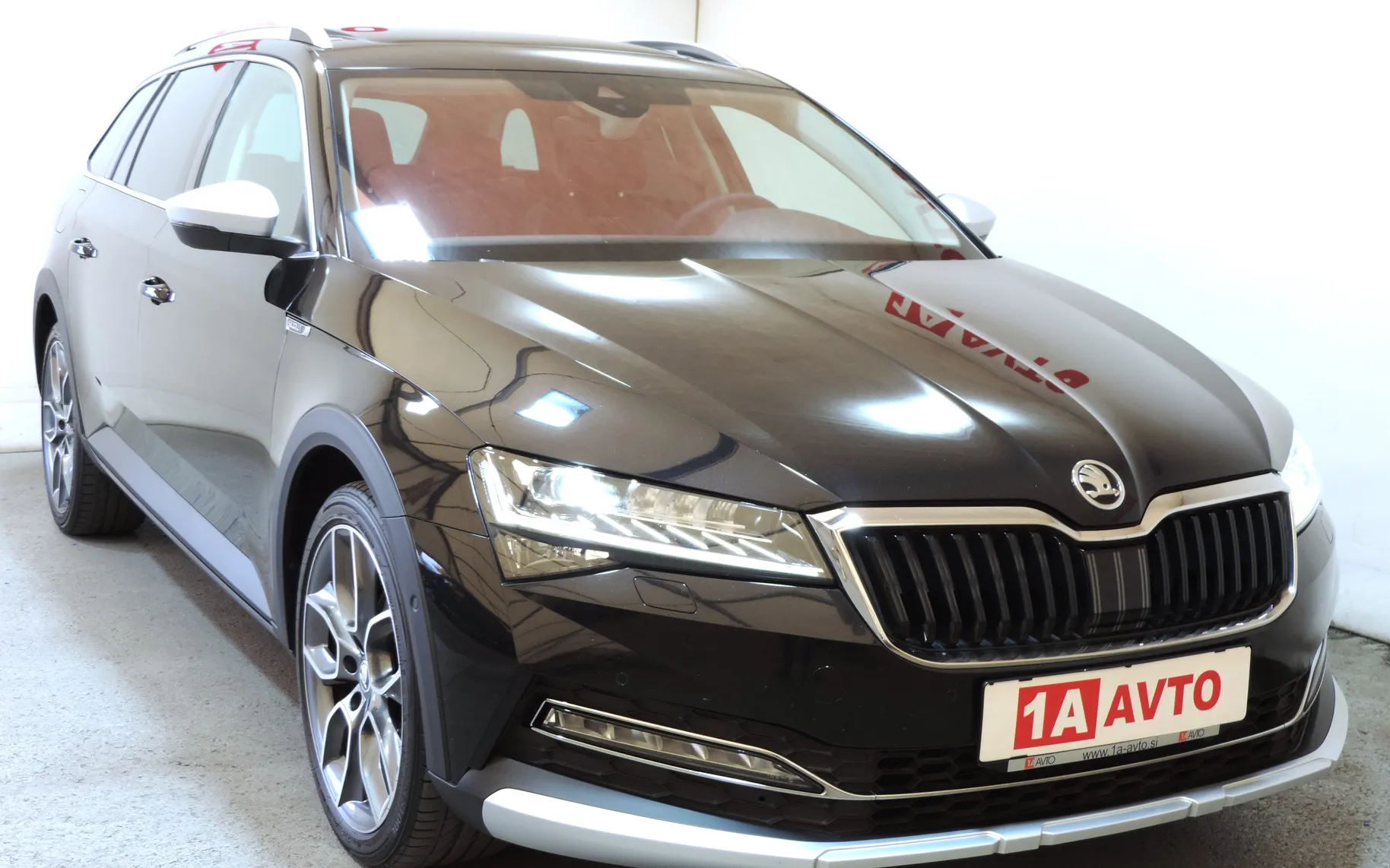 Zunanja slika - Škoda Superb - Combi Scout 4x4 2.0 TDI DSG WEBASTO-KLJUKA-KAMERA - 3