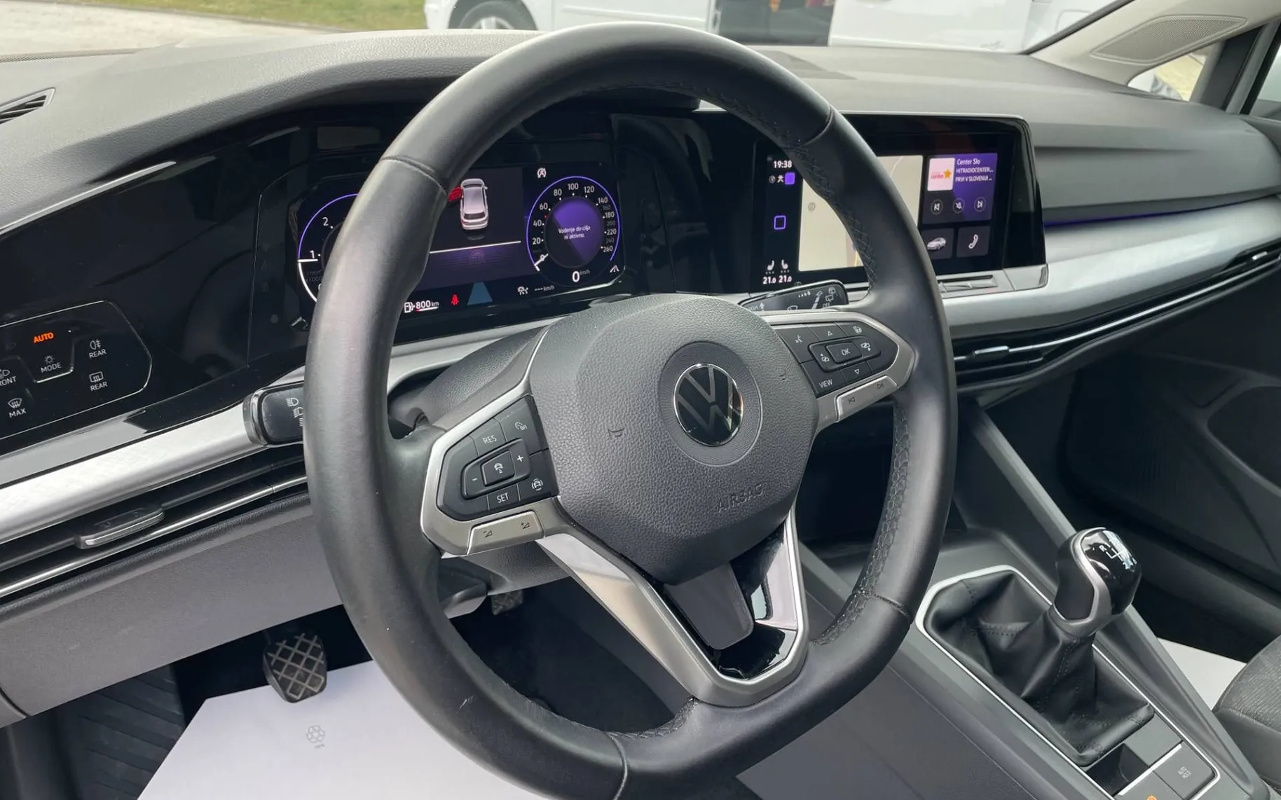 Notranja slika - Volkswagen Golf - 2.0 TDI Life-1 LASTNIK-ALU-NAVI-KAM-ODLIČEN... - 11