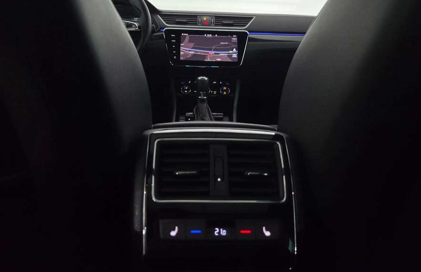 Zunanja slika - Škoda Superb - Combi 4x4 2.0 TDI SportLine DSG-RADAR-DCC-KLJUKA - 19