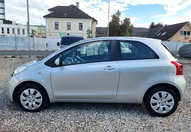 Zunanja slika - Toyota Yaris - 1.3 VVT-i SLOVENSKO POREKLO - BREZ POLOGA - 2
