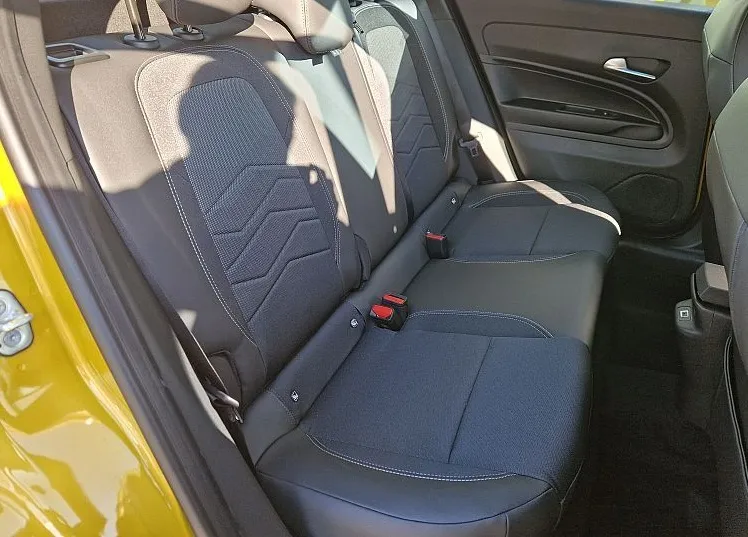 Zunanja slika - Jeep Avenger - 1.2 E-DCT6 MHEV 110 ALTITUDE + ZIMSKI BON - 13