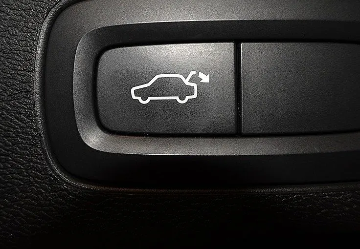 Zunanja slika - Volvo XC60 - 2.0 D4 R Design AWD -VIRTUAL -KAMERA -NAVI - 10