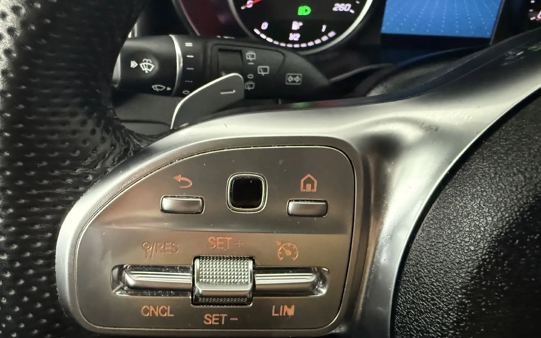 Notranja slika - Mercedes-Benz GLC-Razred - GLC 300 e 4MATIC AMG.NEMŠKI+4ALU.USNJE.LED.KAMERA - 18