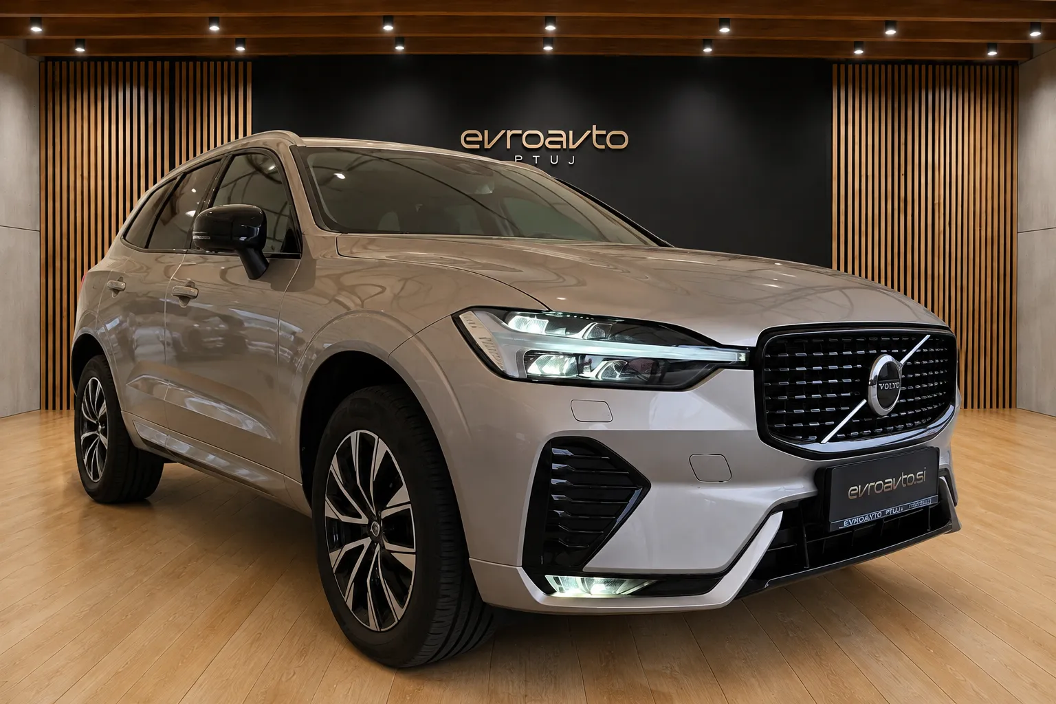 Notranja slika - Volvo XC60 - B4D AWD Plus Dark Avt.1. lastnik. SLO poreklo - 9