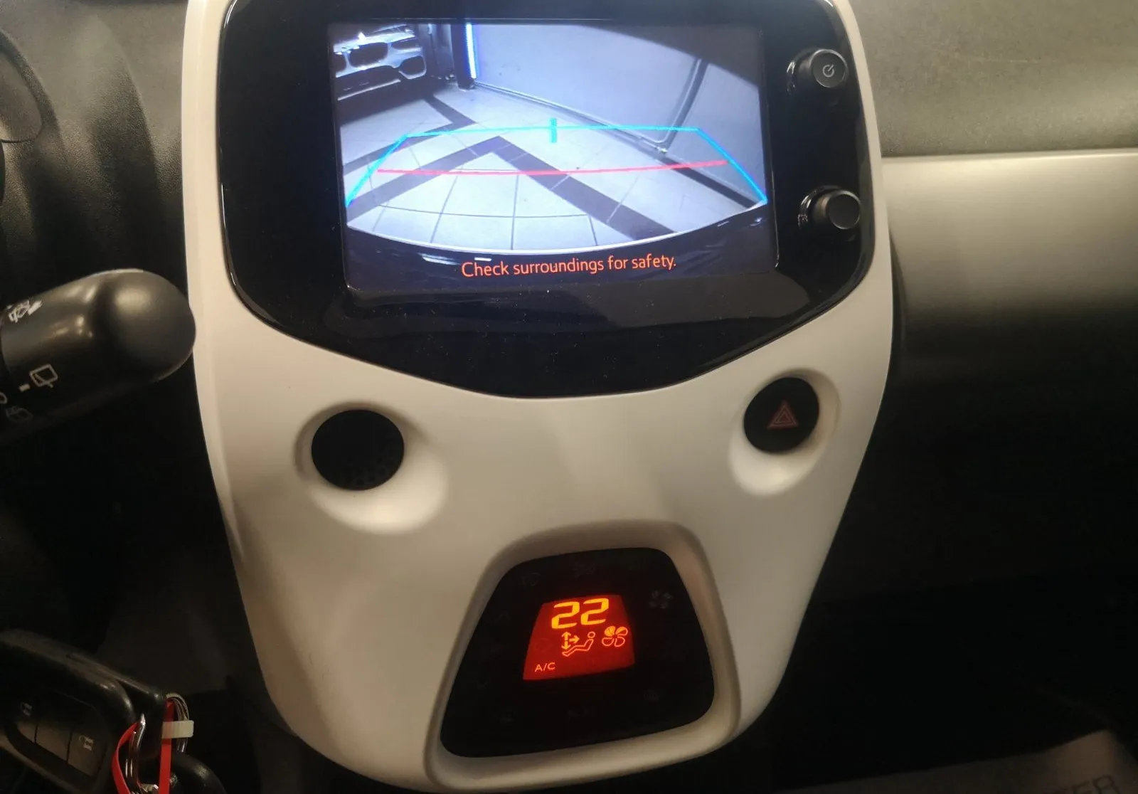 Notranja slika - Citroën C1 - Attraction 1.0i TEMPOMAT-KAMERA-LED LUČI-43000KM.. - 7