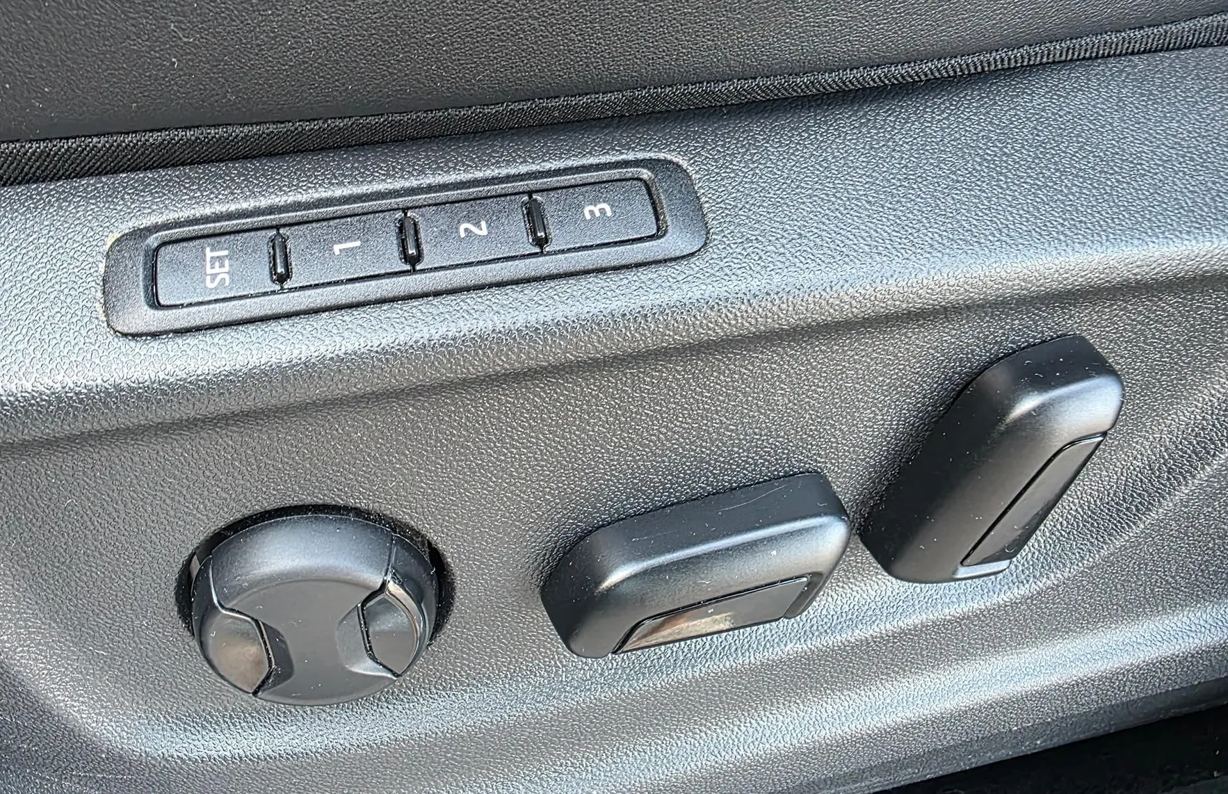 Zunanja slika - Škoda Karoq - 1.0 TSI STYLE LED-VIRTUAL-KAMERA-GRETJE SEDEŽEV - 14