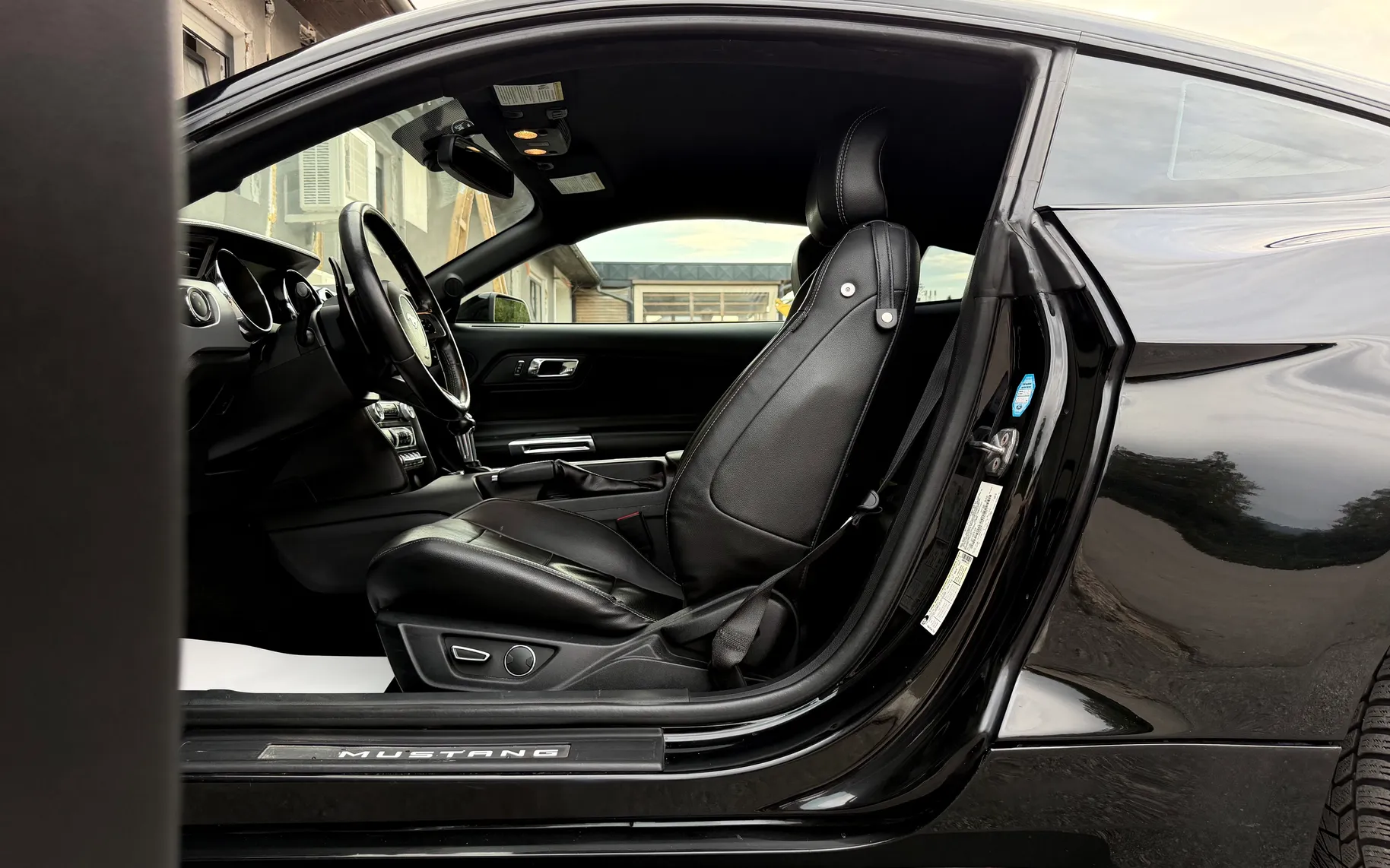 Zunanja slika - Ford Mustang - 2.3 EcoBoost 2.LASTNIK ACC HLAJENJE SED. ALU 19 - 9