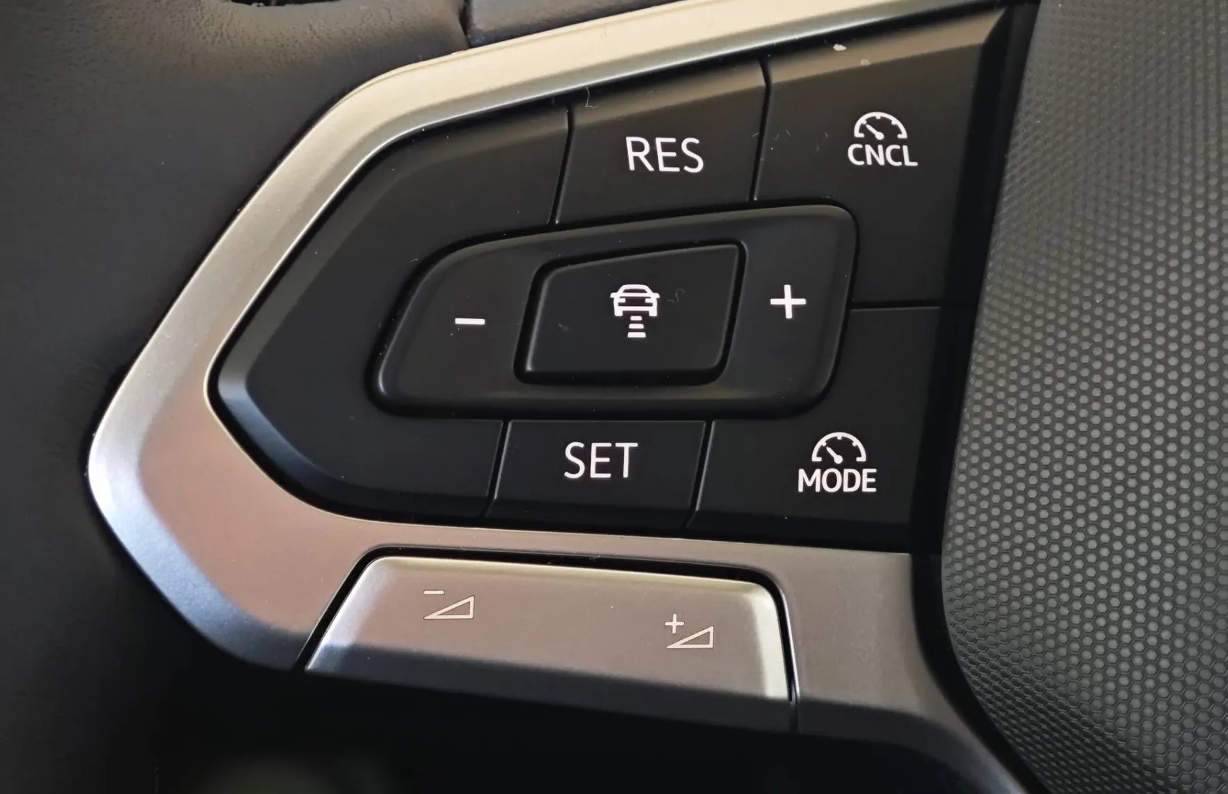 Zunanja slika - Volkswagen T-Roc - 1.5 eTSI Life DSG 110  150  ||OGROMNO OPREME||... - 20