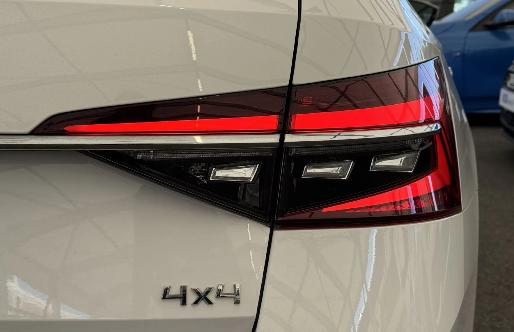 Zunanja slika - Škoda Superb - Combi Laurin   Klement 2.0 TSI DSG 4x4 - 6