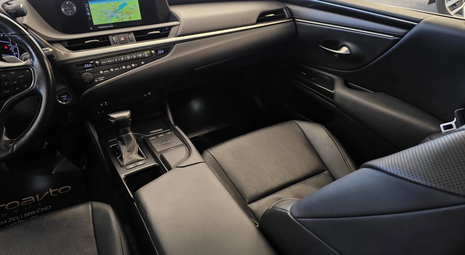 Notranja slika - Lexus ES - 300h Executive Avt.Redno servisiran - 10